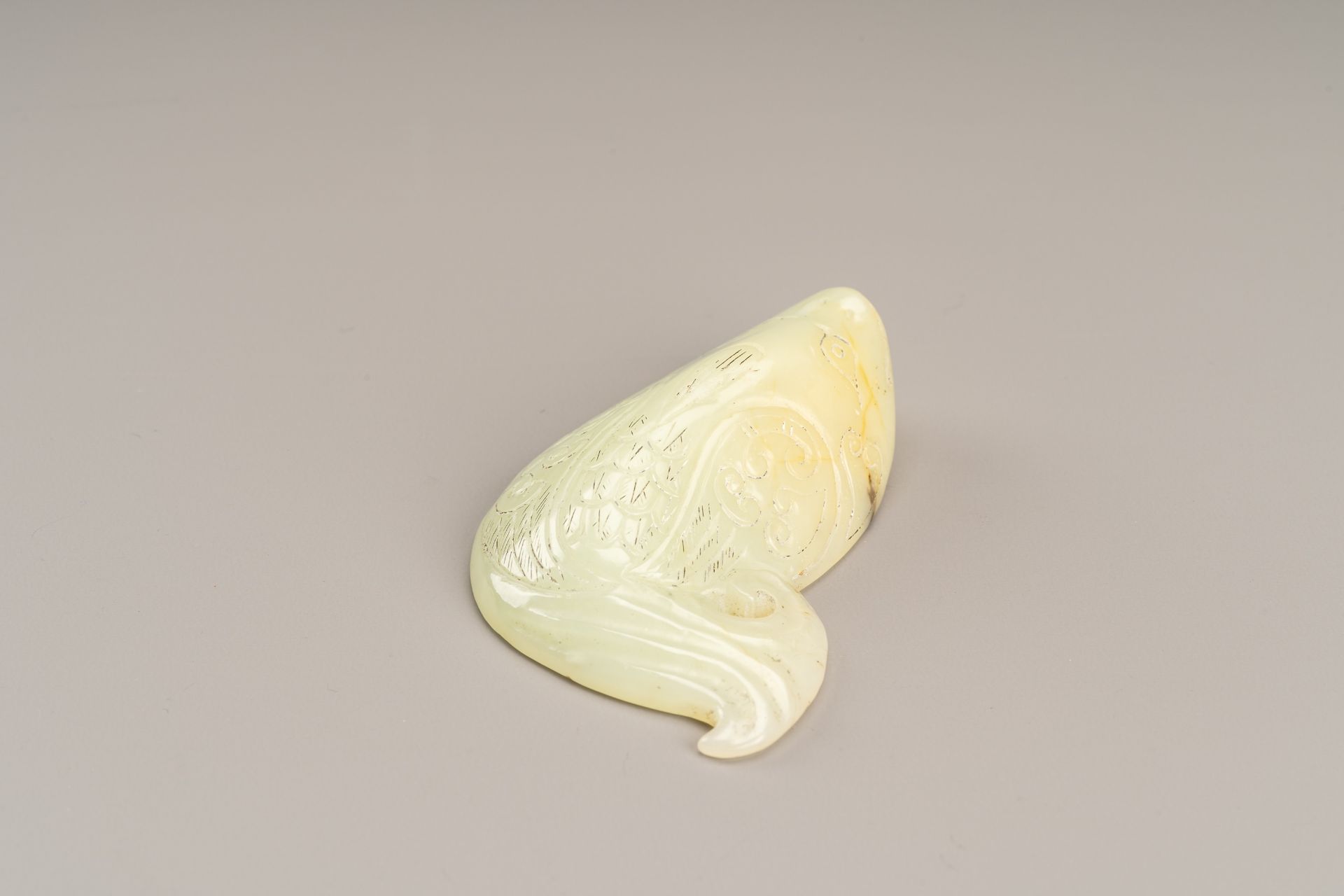 A CELADON JADE `FISHÂ´ PENDANT, c. 1920s - Image 6 of 7