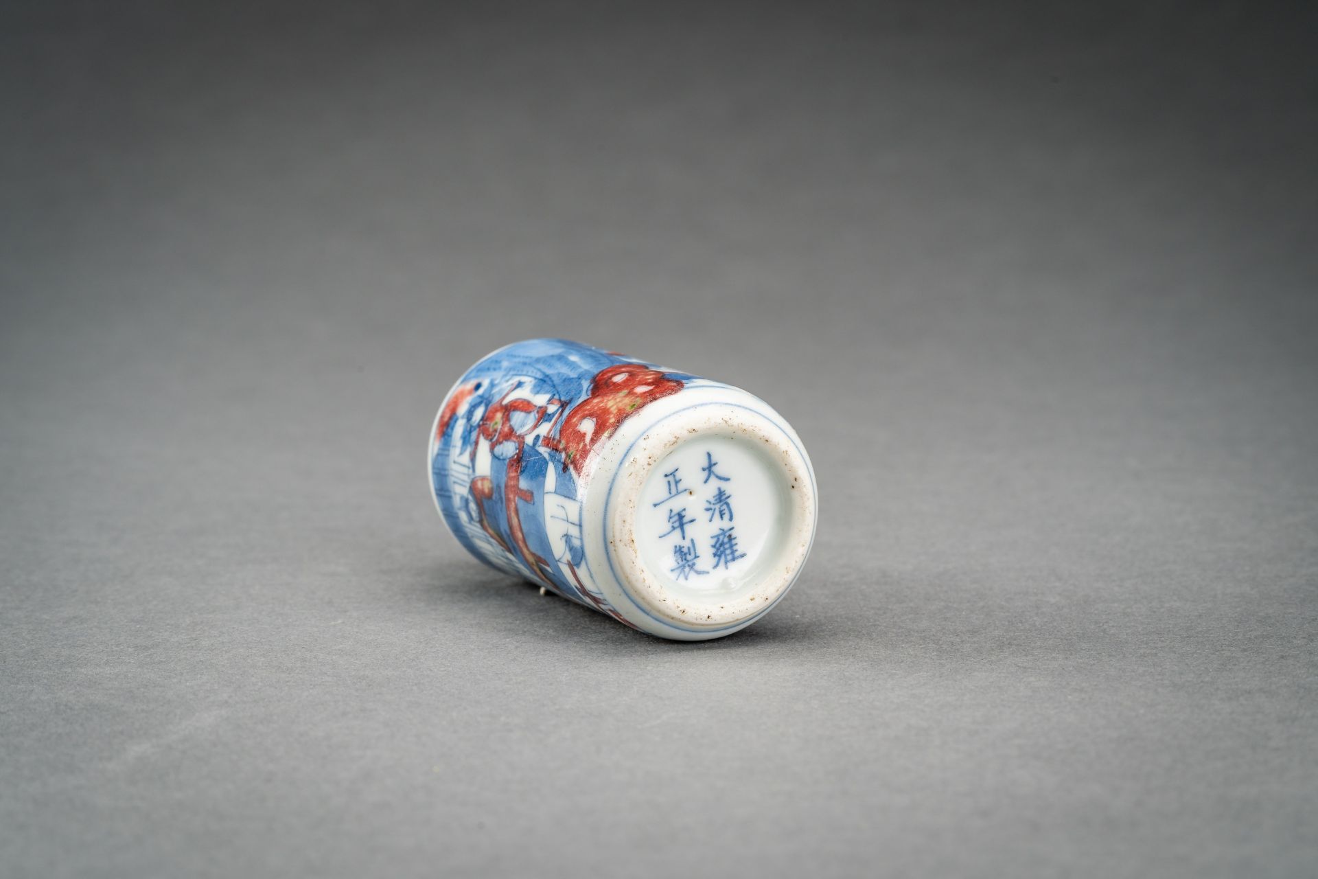 A BLUE, WHITE AND IRON RED PORCELAIN SNUFF BOTTLE WITH PALACE SCENE, QING - Bild 8 aus 8