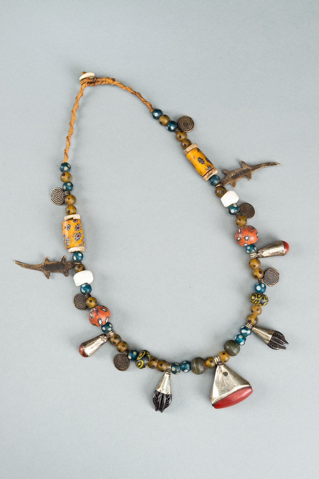 A NAGALAND MULTI-COLORED GLASS, BRASS AND SHELL NECKLACE, c. 1900s - Bild 15 aus 17