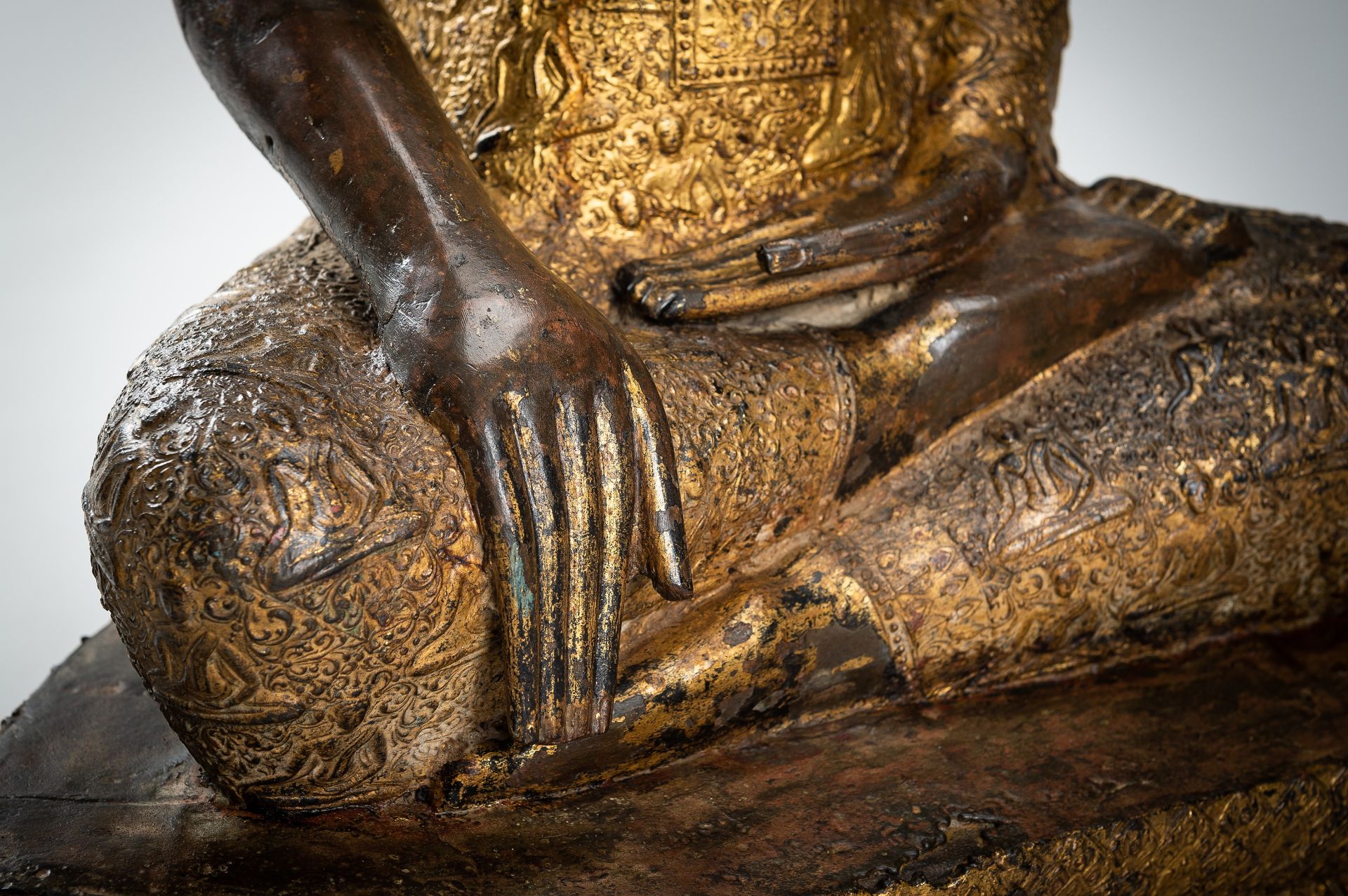 A LARGE GILT-LACQUERED BRONZE FIGURE OF SEATED BUDDHA, RATTANAKOSIN KINGDOM - Bild 16 aus 22