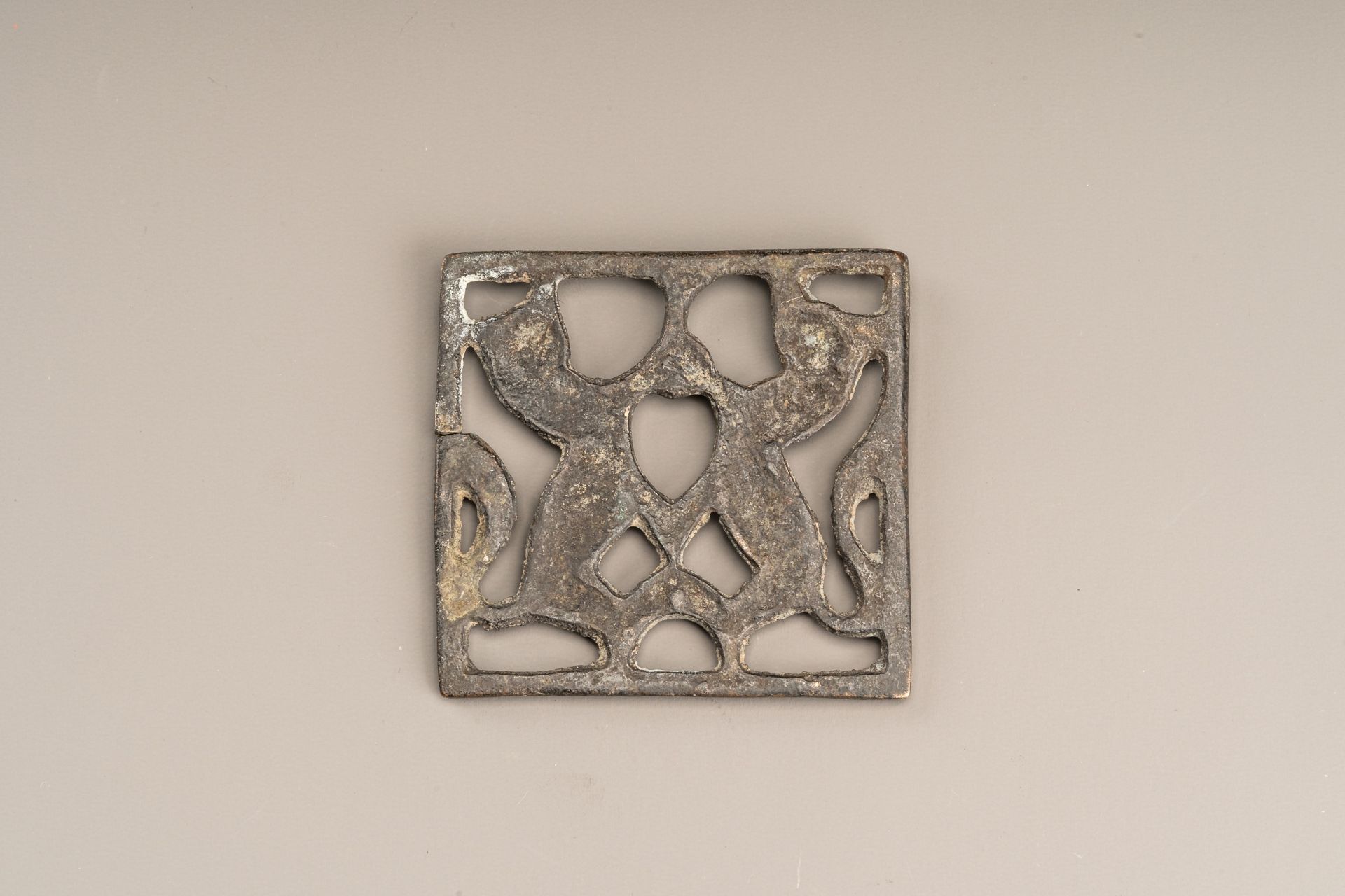 A WESTERN ASIATIC STYLE OPENWORK BRONZE PLAQUE WITH TIGERS - Image 6 of 6