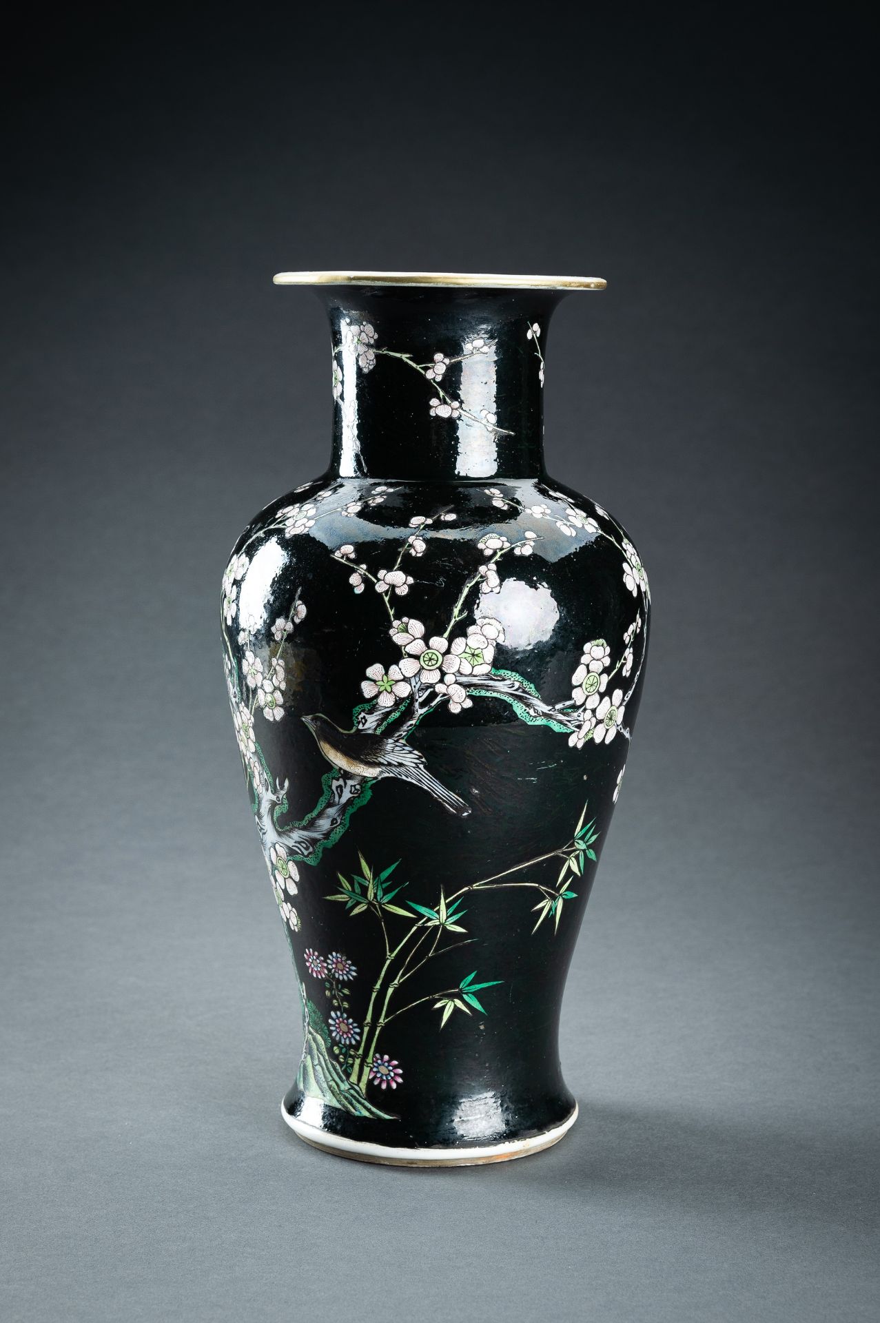 A FAMILLE NOIR BALUSTER VASE, QING - Bild 8 aus 14