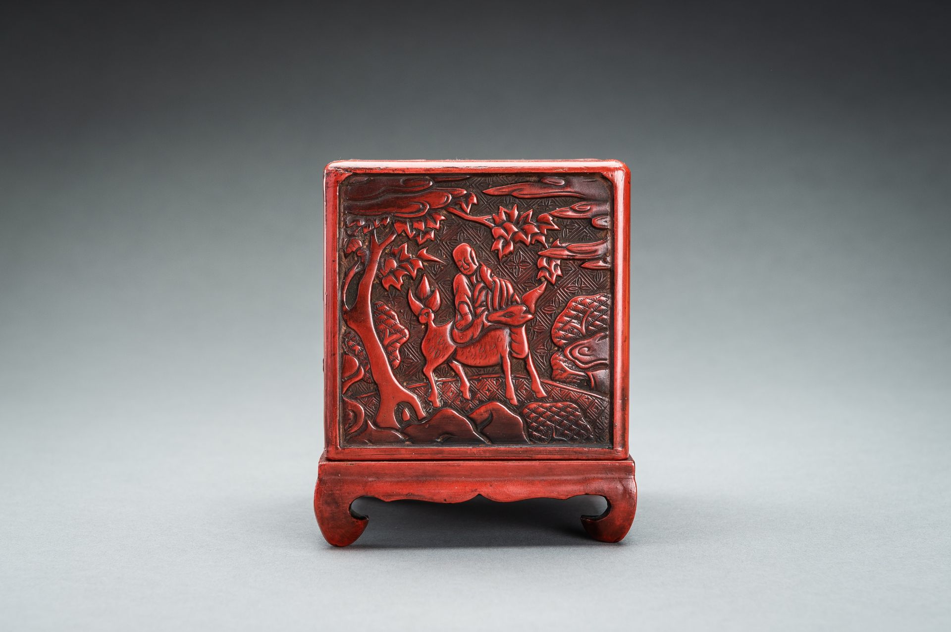 A CINNABAR LACQUER 'IMMORTALS AND BUDAI' BOX AND COVER, QING - Bild 3 aus 14