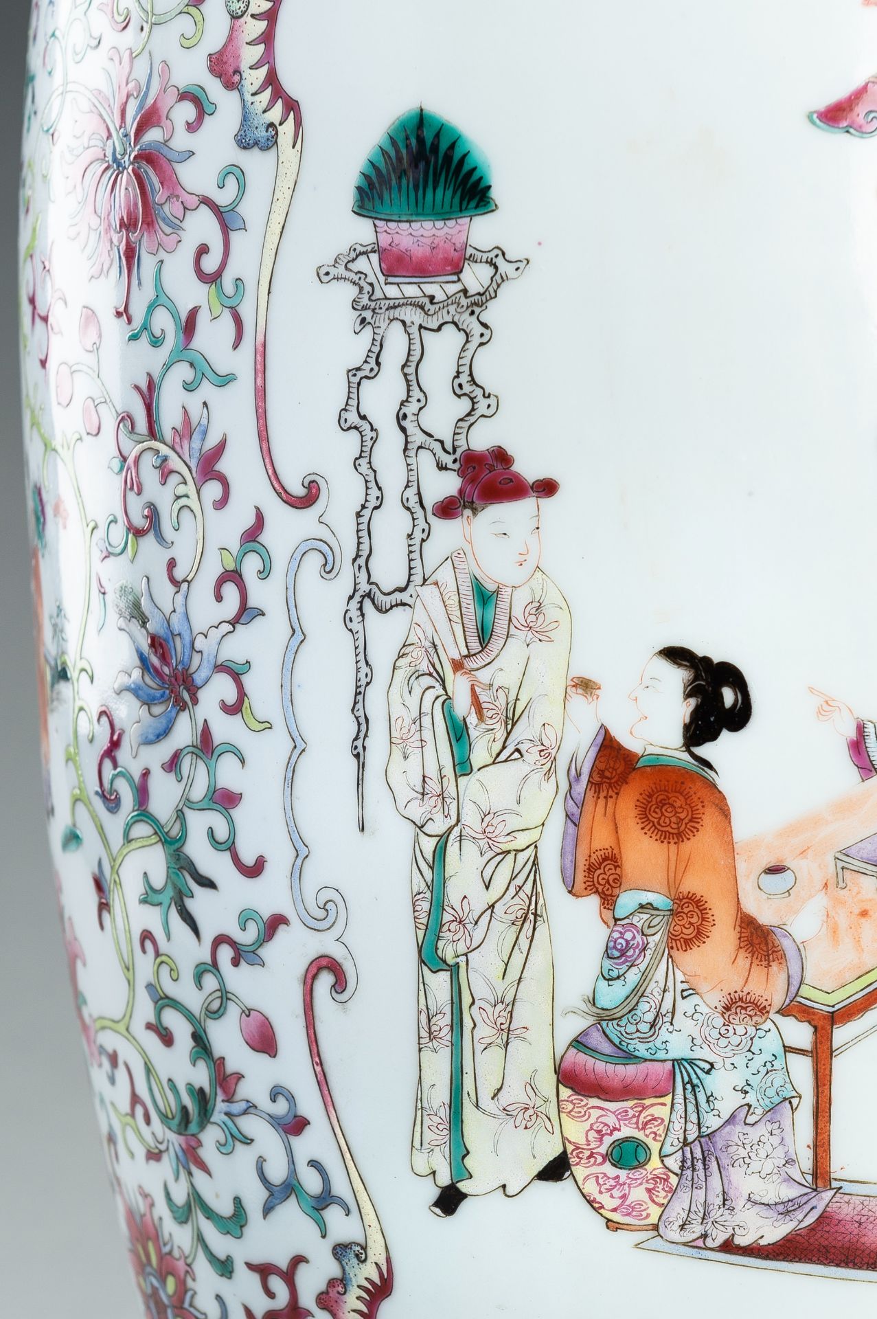 A LARGE FAMILLE ROSE PORCELAIN VASE AND COVER, QING - Image 2 of 18