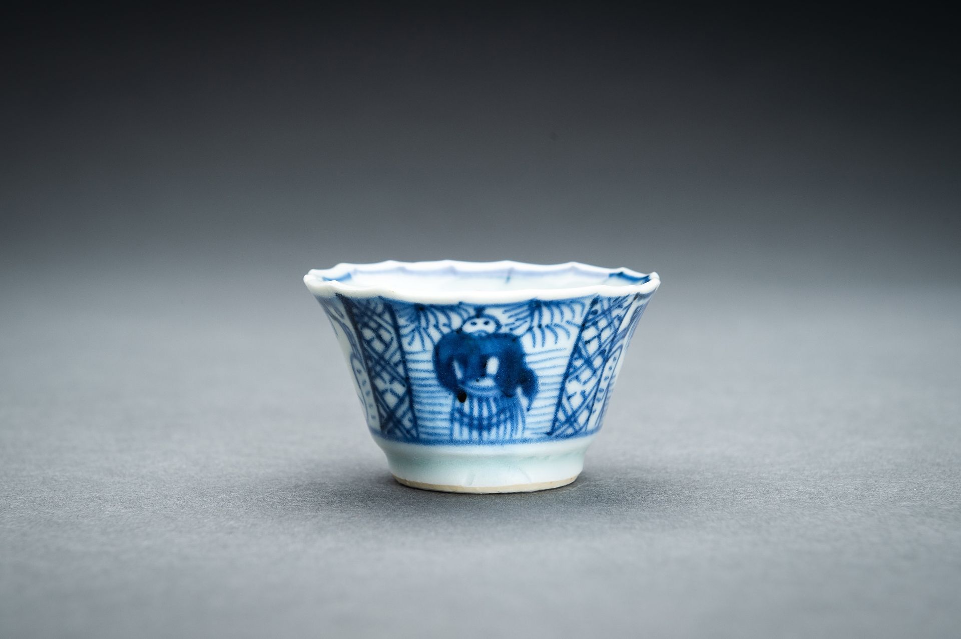 A GROUP OF FOUR MINIATURE PORCELAIN ITEMS - Image 7 of 16