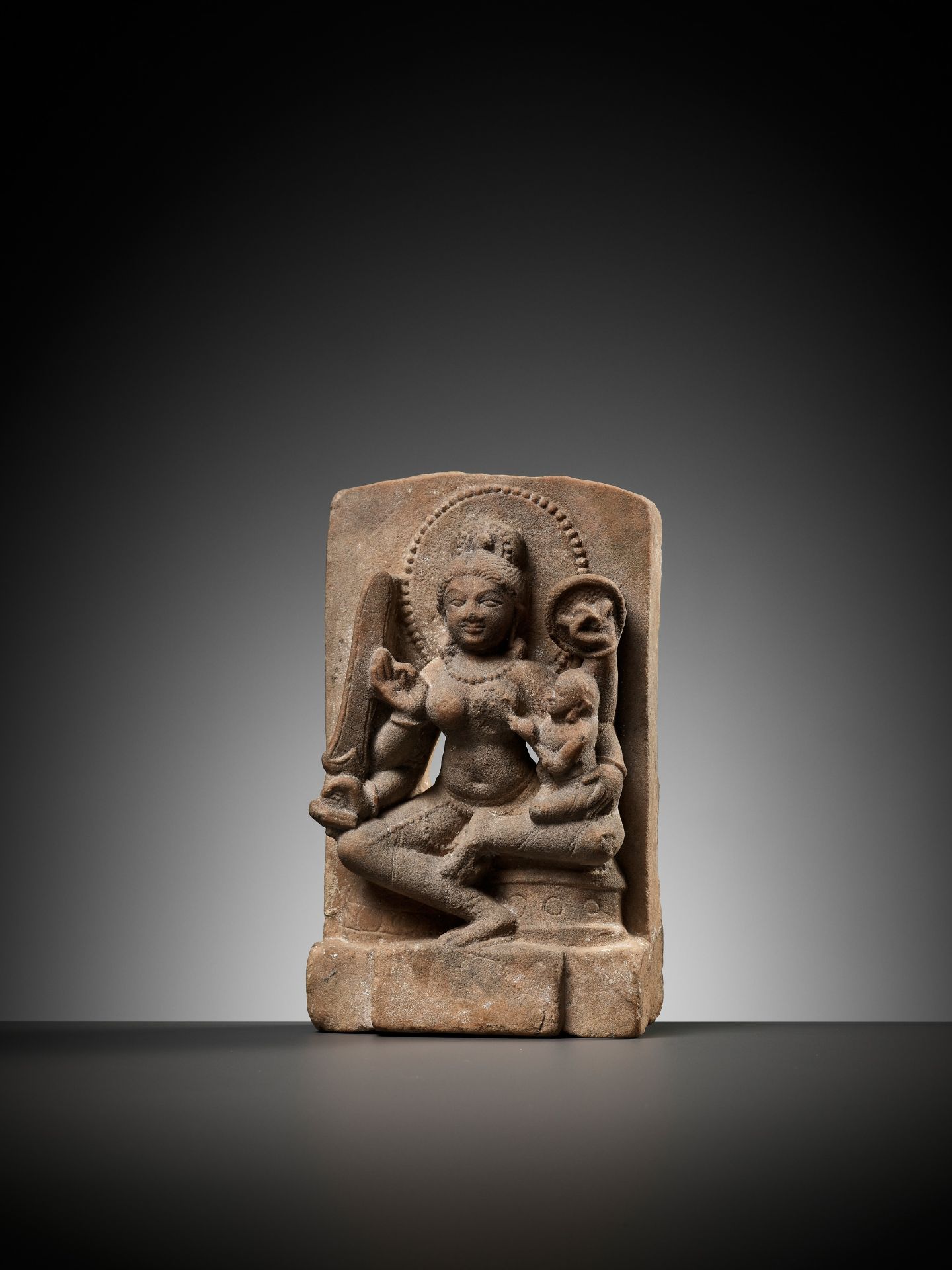 A RARE SANDSTONE MINATURE STELE FIGURE OF A MOTHER GODDESS WITH CHILD - Image 2 of 10