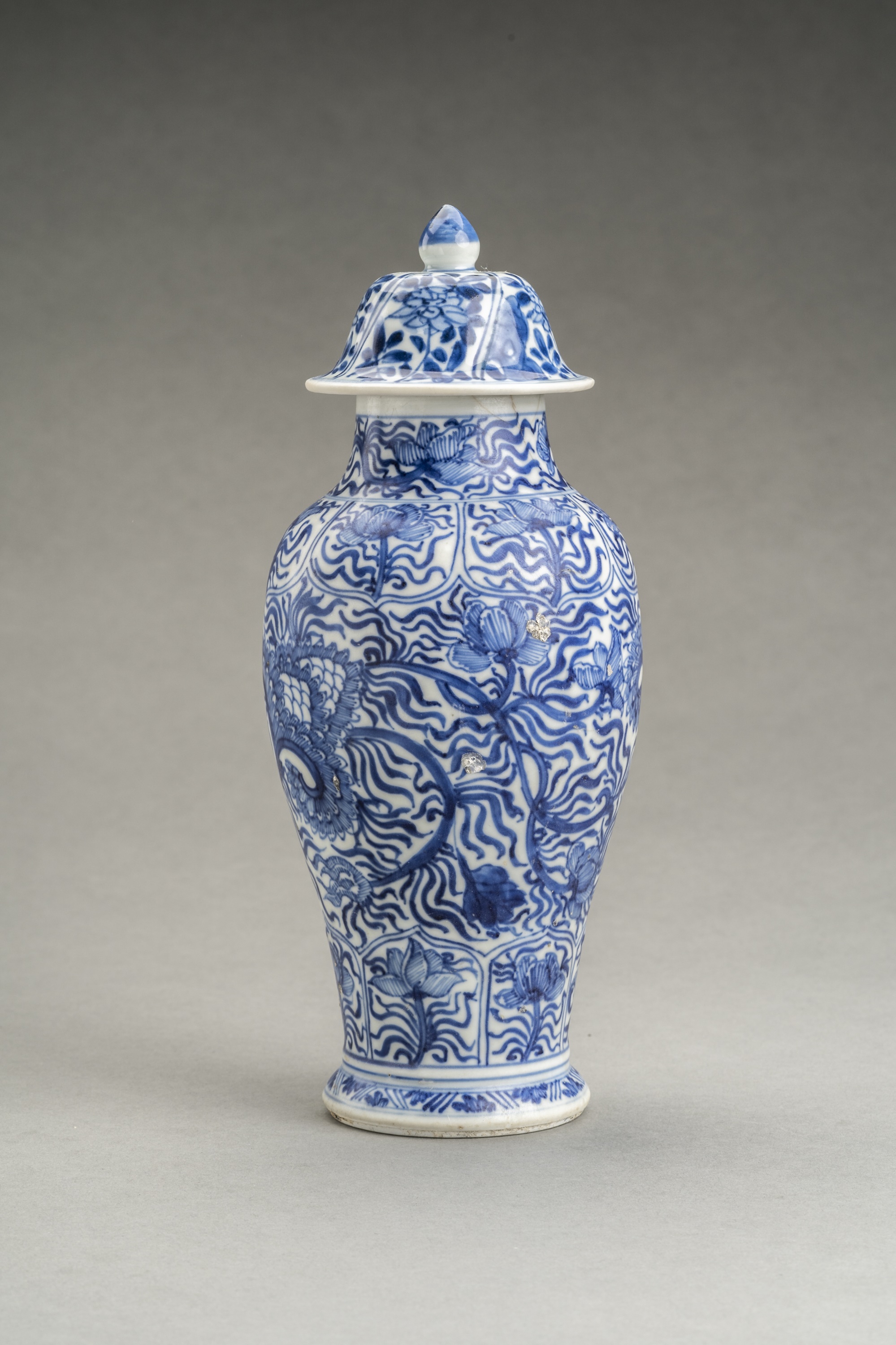 A BLUE AND WHITE KANGXI PERIOD PORCELAIN BALUSTER VASE, VUNG TAO CARGO - Image 5 of 8