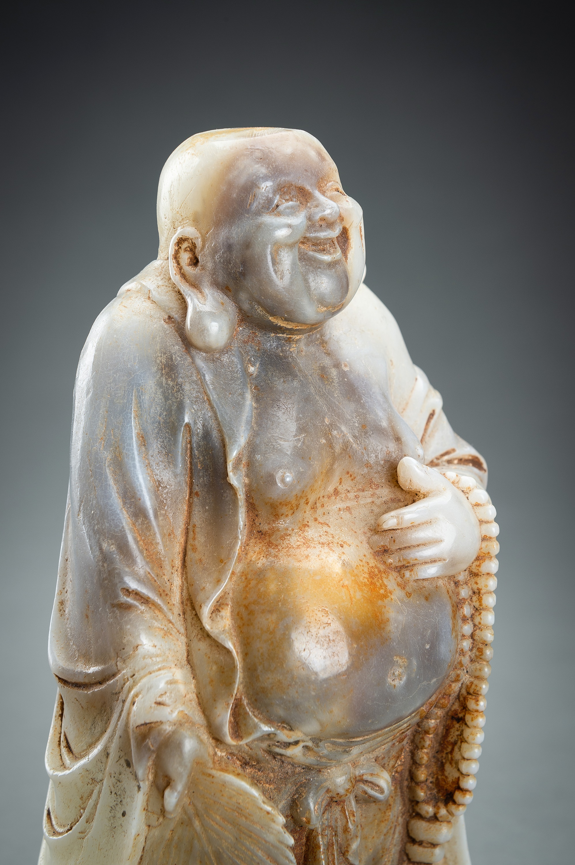 AN AGATE FIGURE OF BUDAI - Image 6 of 13