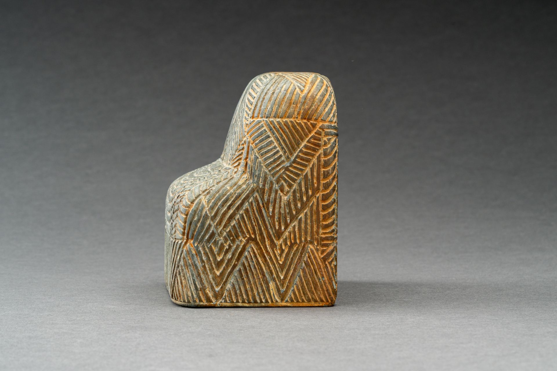 A BACTRIAN STYLE COMPOSITE STONE CARVING OF A SEATED FIGURE - Image 7 of 18