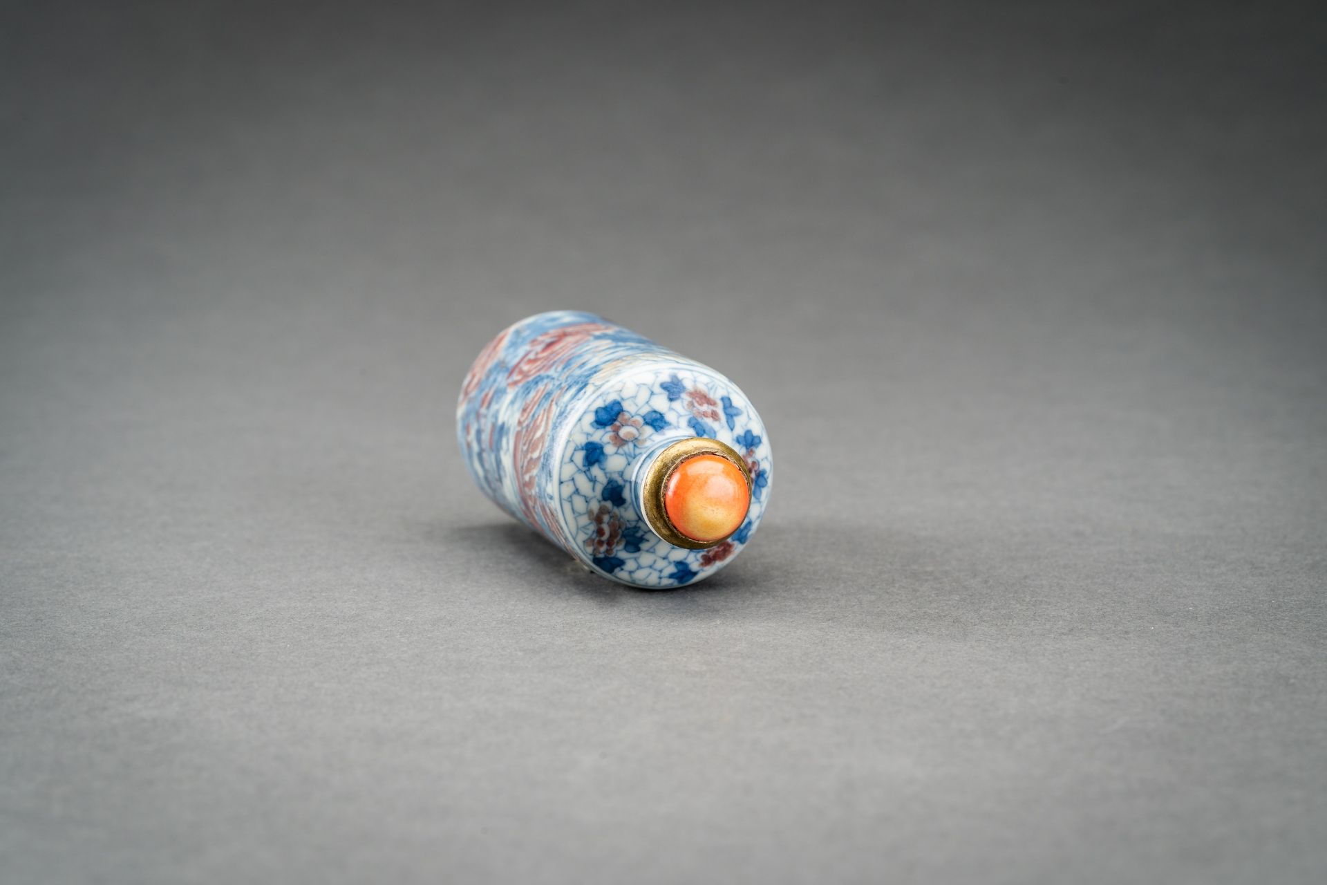 A BLUE, WHITE AND IRON RED 'SCHOLARS' PORCELAIN SNUFF BOTTLE, QING - Image 9 of 9