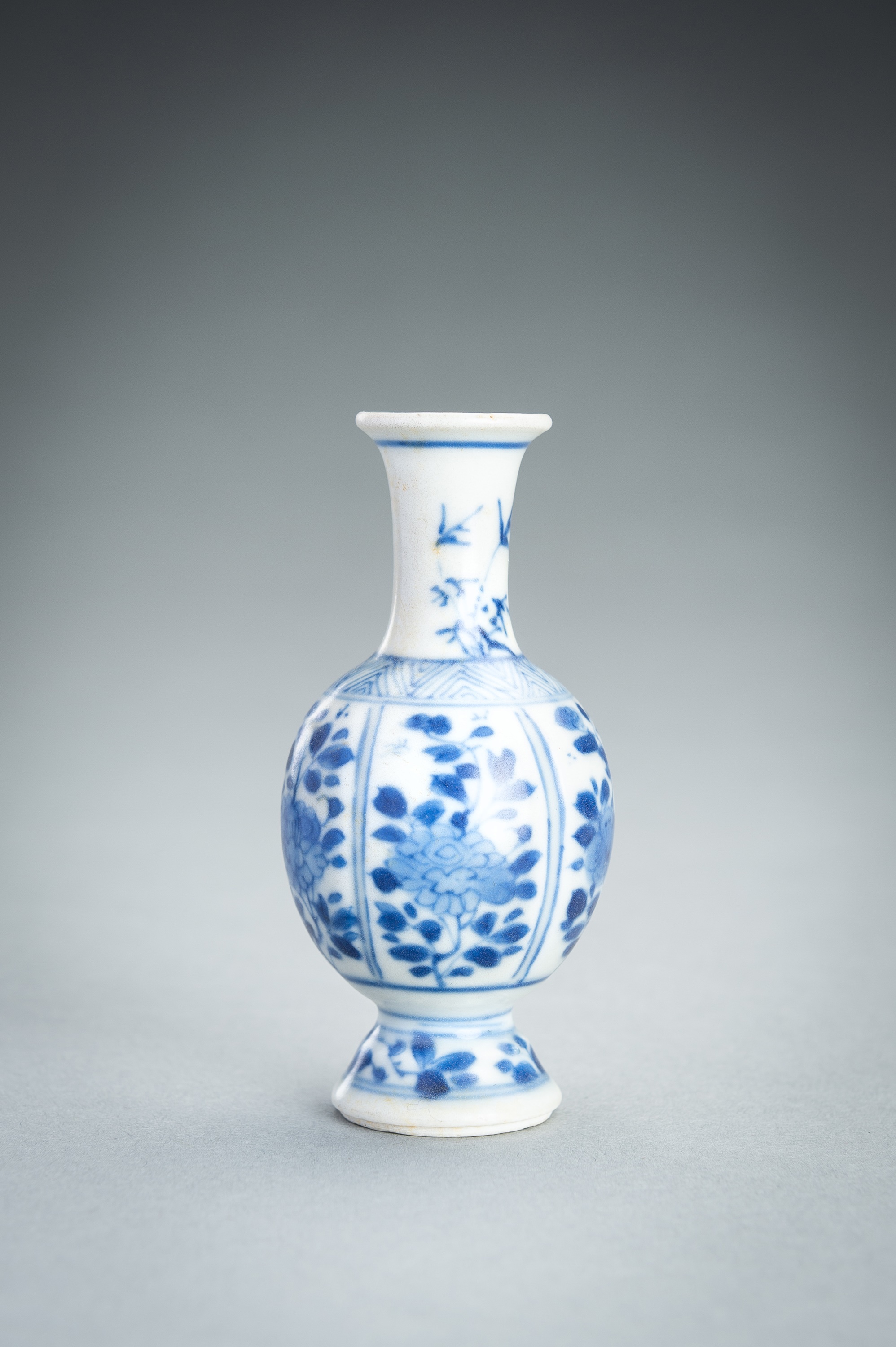 A MINIATURE VUNG TAU CARGO BLUE AND WHITE PORCELAIN VASE, c. 1680 - Image 6 of 12