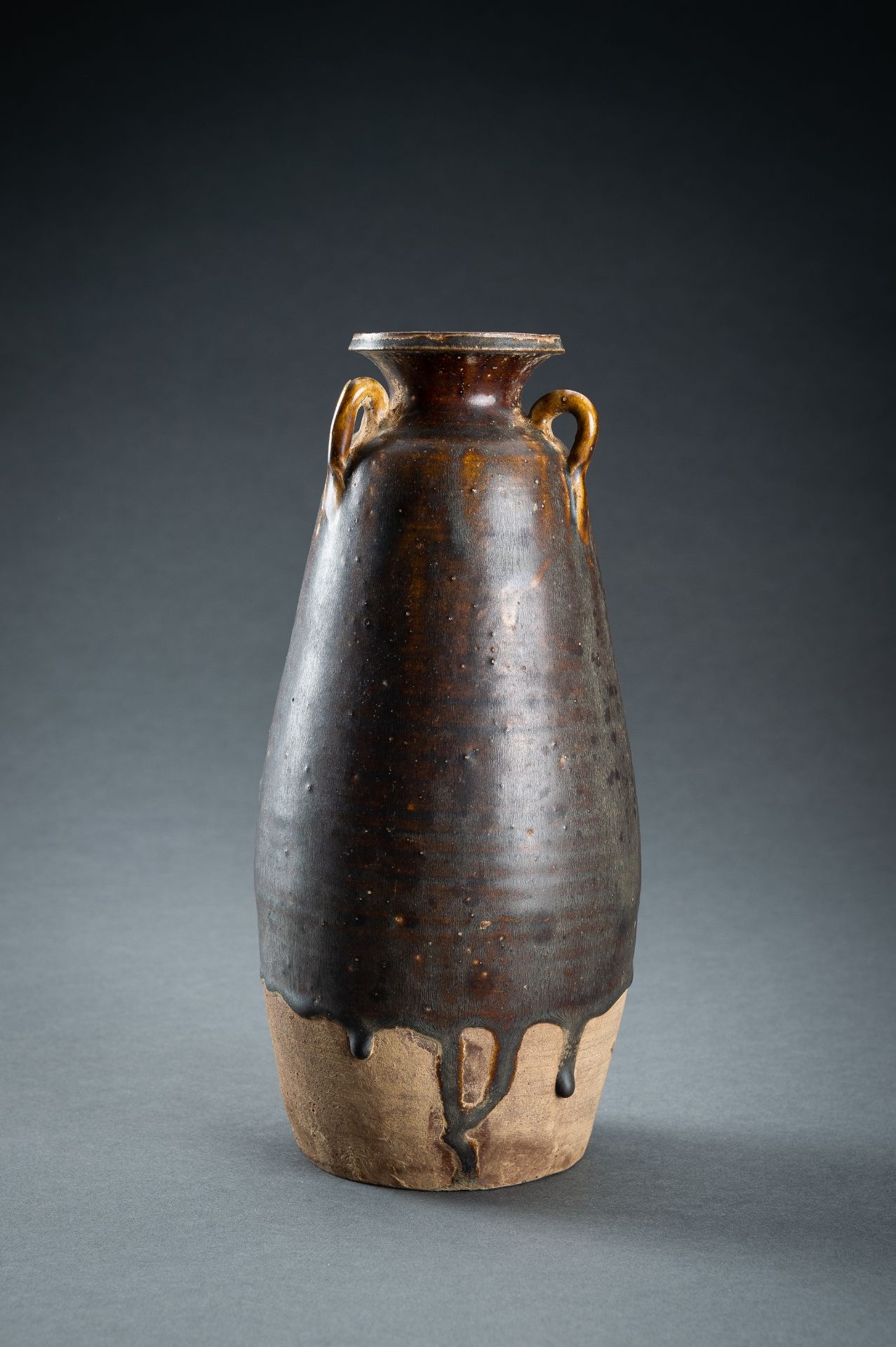 A BROWN-GLAZED CERAMIC AMPHORA VASE, SONG DYNASTY - Image 7 of 13