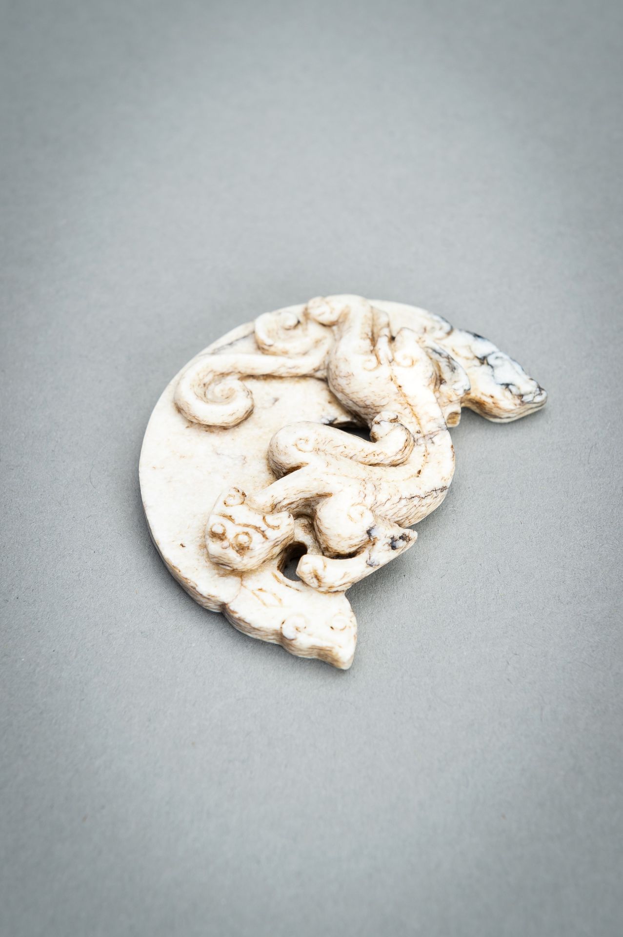 AN ARCHAISTIC MOTTLED JADE Â´CHILONGÂ´ PENDANT, QING - Image 4 of 10