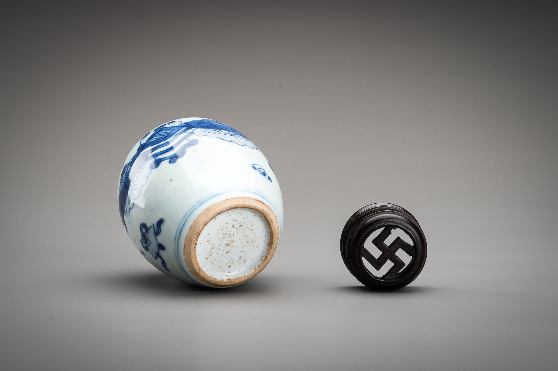 A SMALL BLUE AND WHITE PORCELAIN GINGER JAR, QING - Bild 12 aus 12