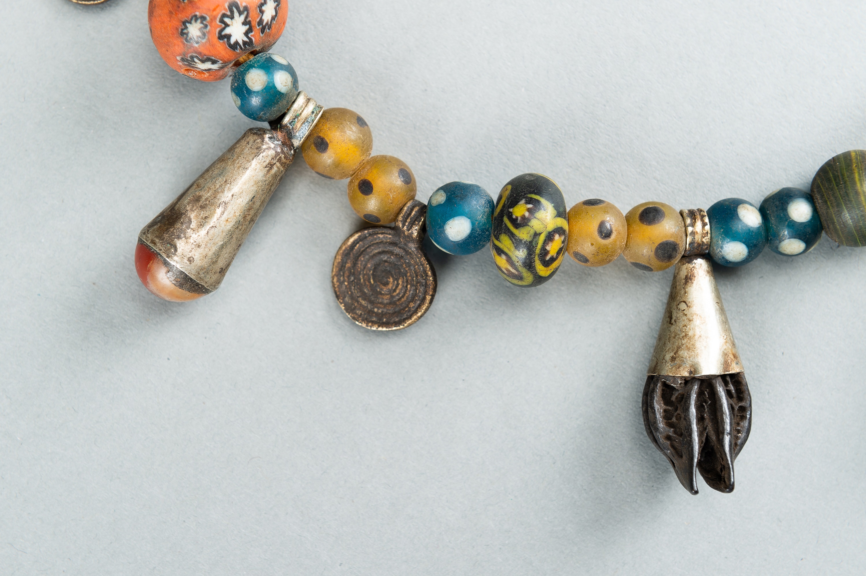 A NAGALAND MULTI-COLORED GLASS, BRASS AND SHELL NECKLACE, c. 1900s - Image 10 of 17