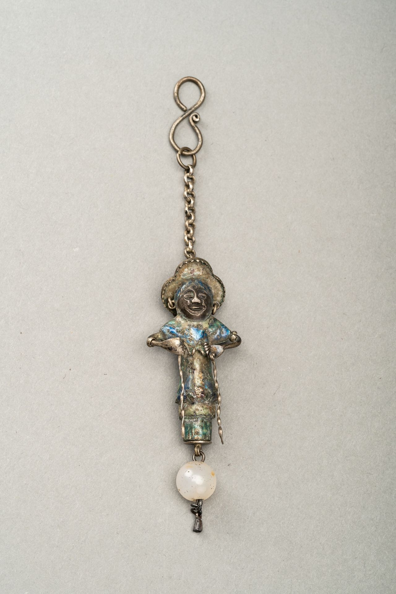 AN ENAMELED SILVER NEEDLE HOLDER, 17th CENTURY - Image 5 of 10