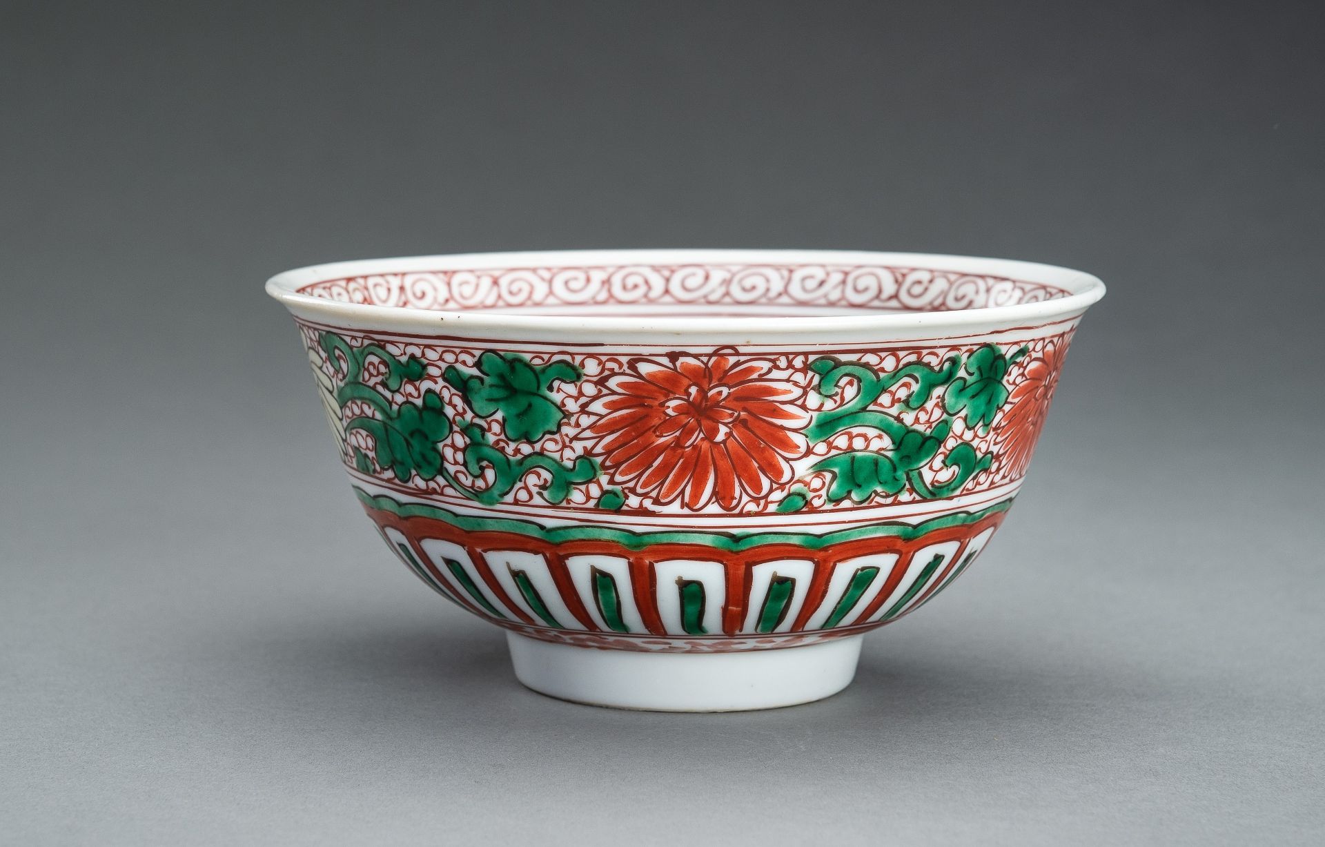 A WUCAI Â´CHRYSANTHEMUMÂ´ PORCELAIN BOWL, 17th CENTURY