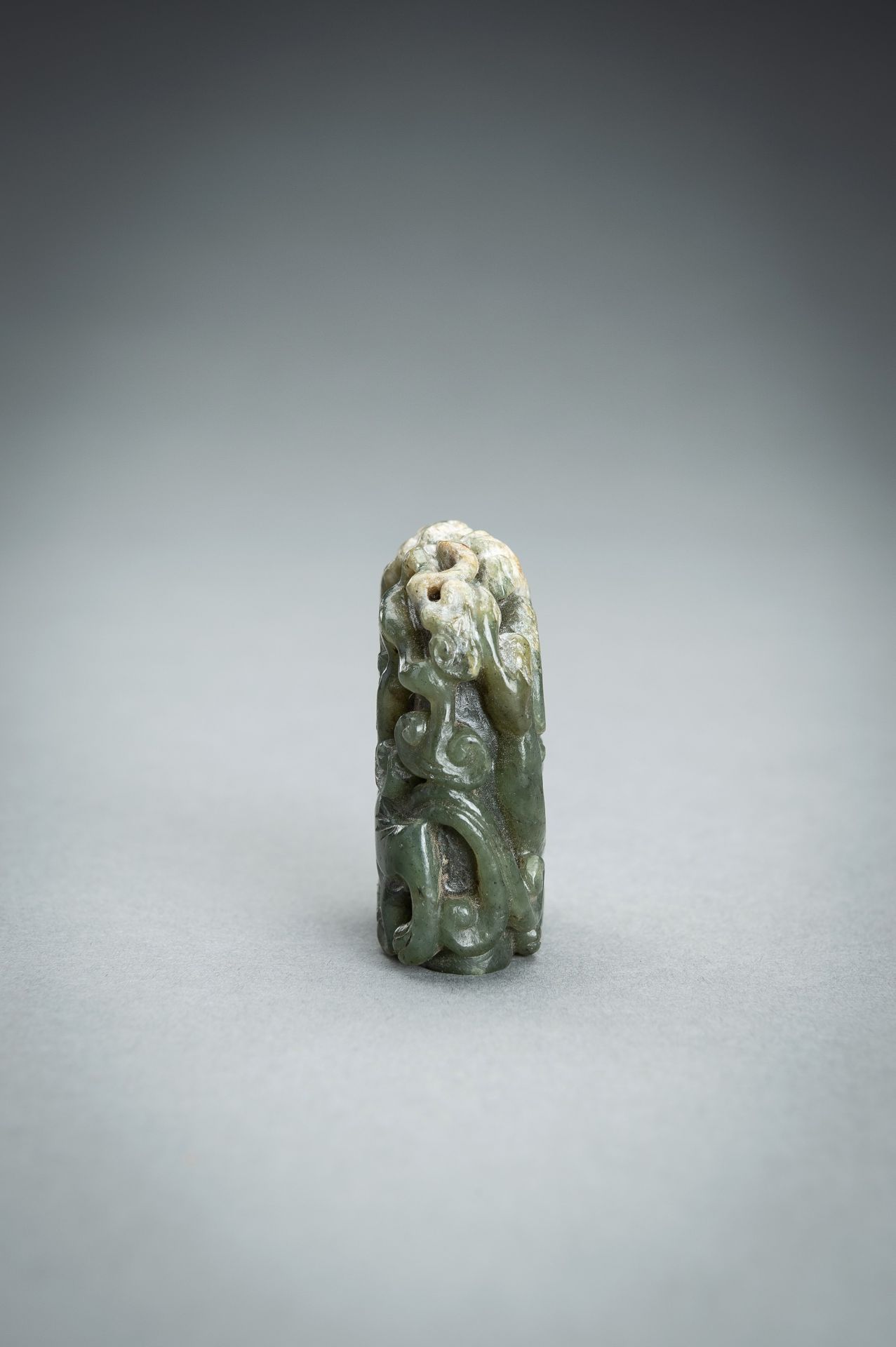 A FINE GROUP OF SIX JADE ITEMS - Bild 9 aus 34