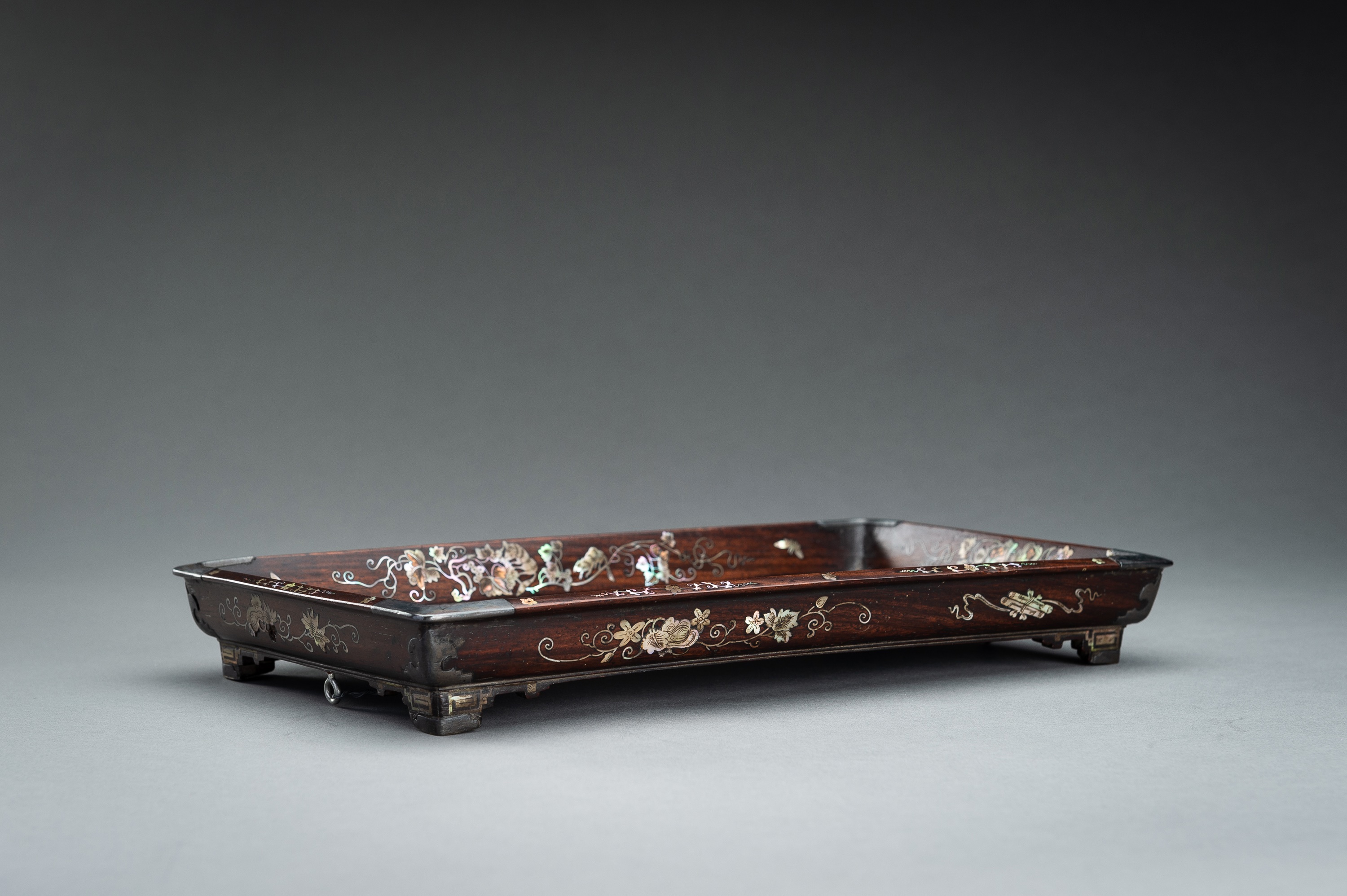 A FINE MOTHER-OF-PEARL INLAID WOOD TRAY, 19TH CENTURY - Image 8 of 13