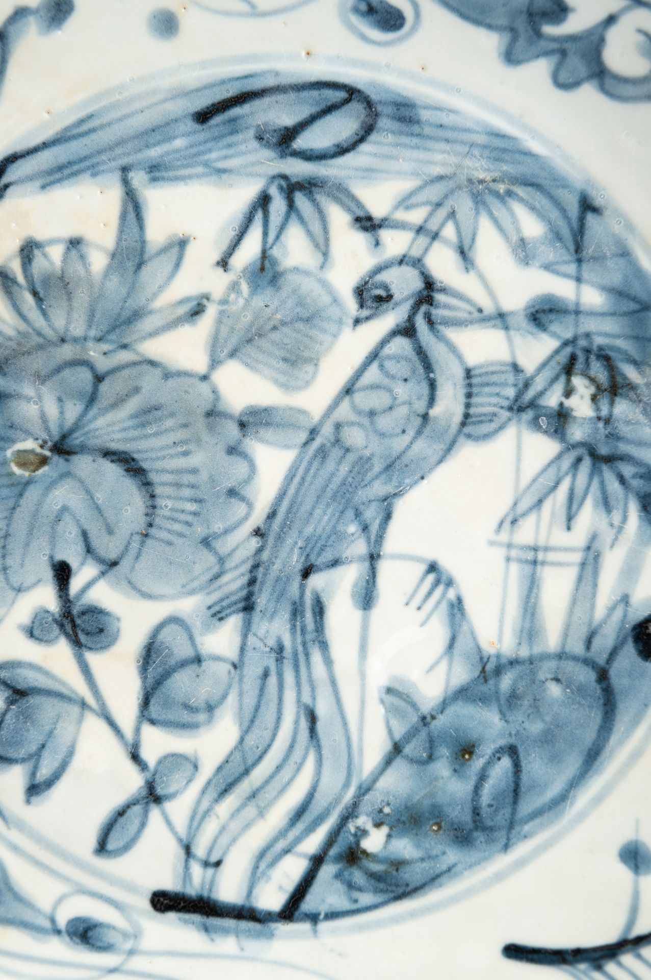 A TRANSITIONAL BLUE AND WHITE PORCELAIN DISH - Image 6 of 10