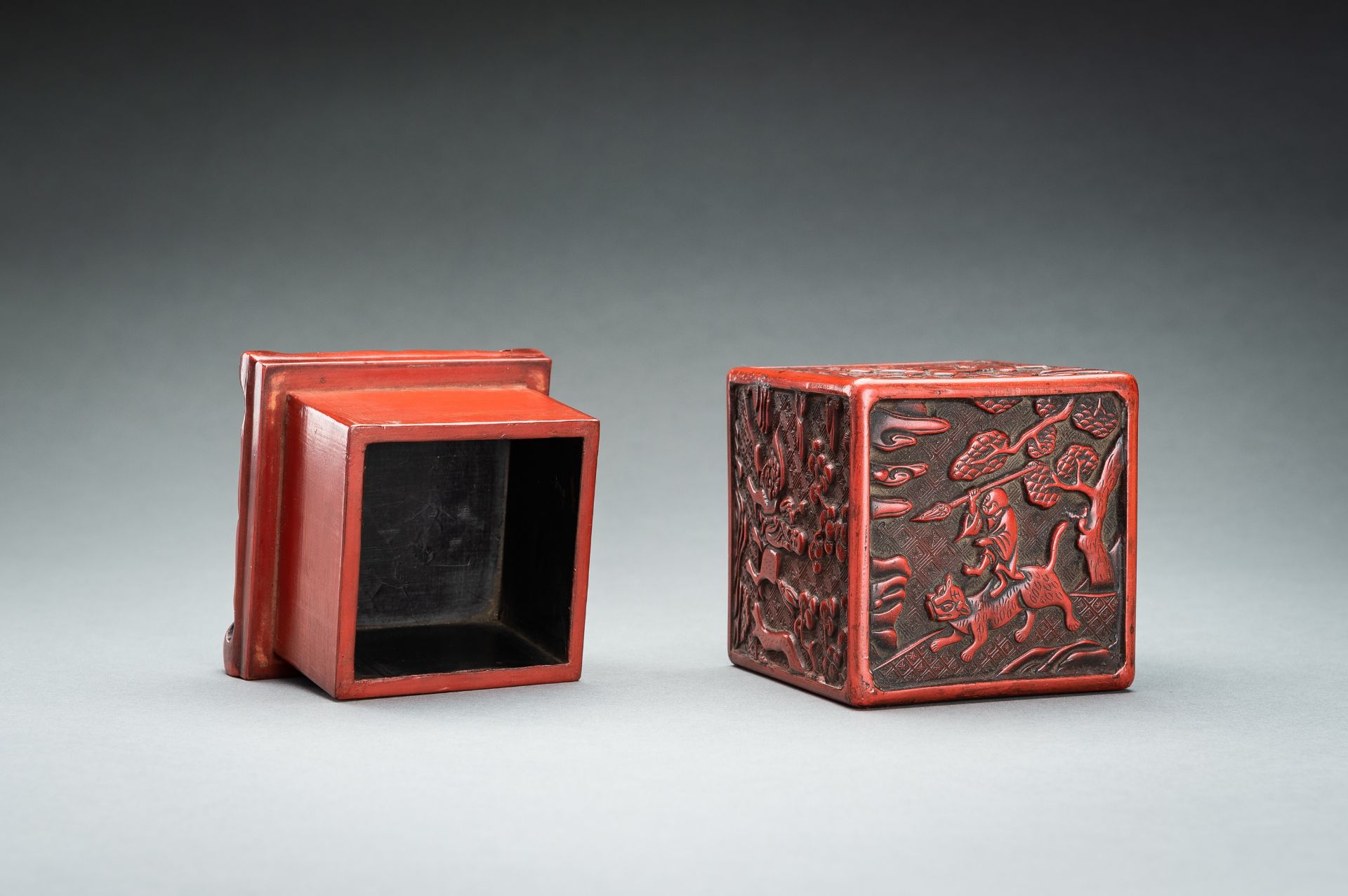 A CINNABAR LACQUER 'IMMORTALS AND BUDAI' BOX AND COVER, QING - Bild 13 aus 14