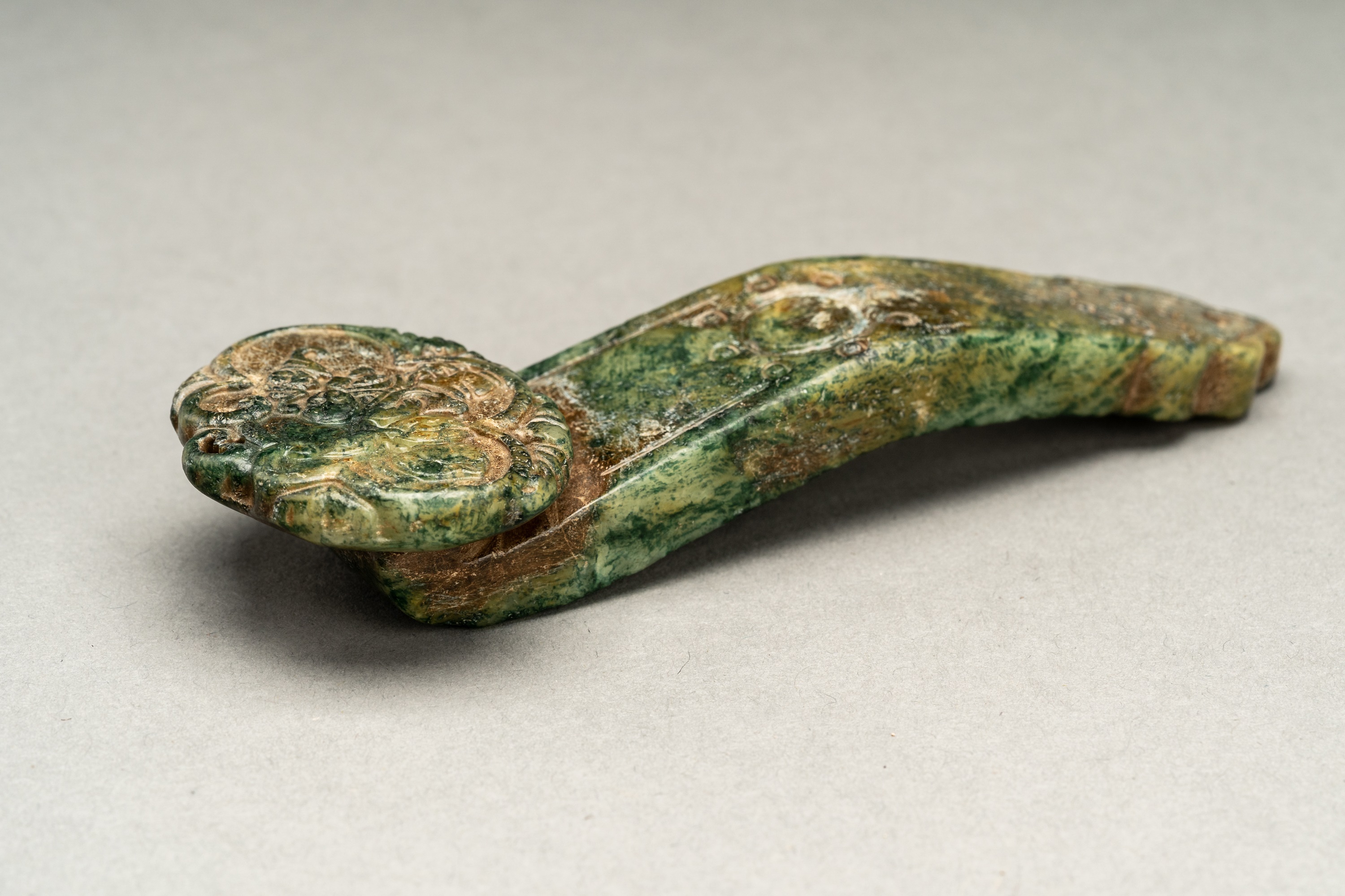 A SMALL HARDSTONE `RUYI SCEPTERÂ´ PENDANT, c 1920s - Image 8 of 12