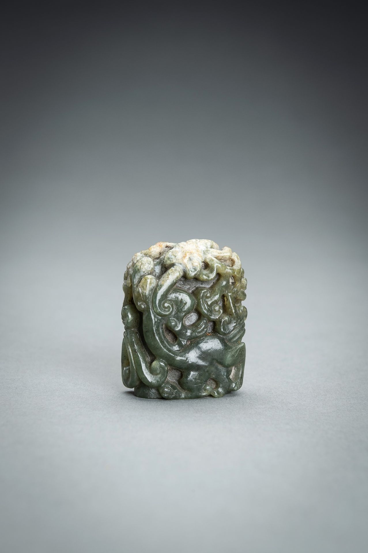 A FINE GROUP OF SIX JADE ITEMS - Bild 8 aus 34