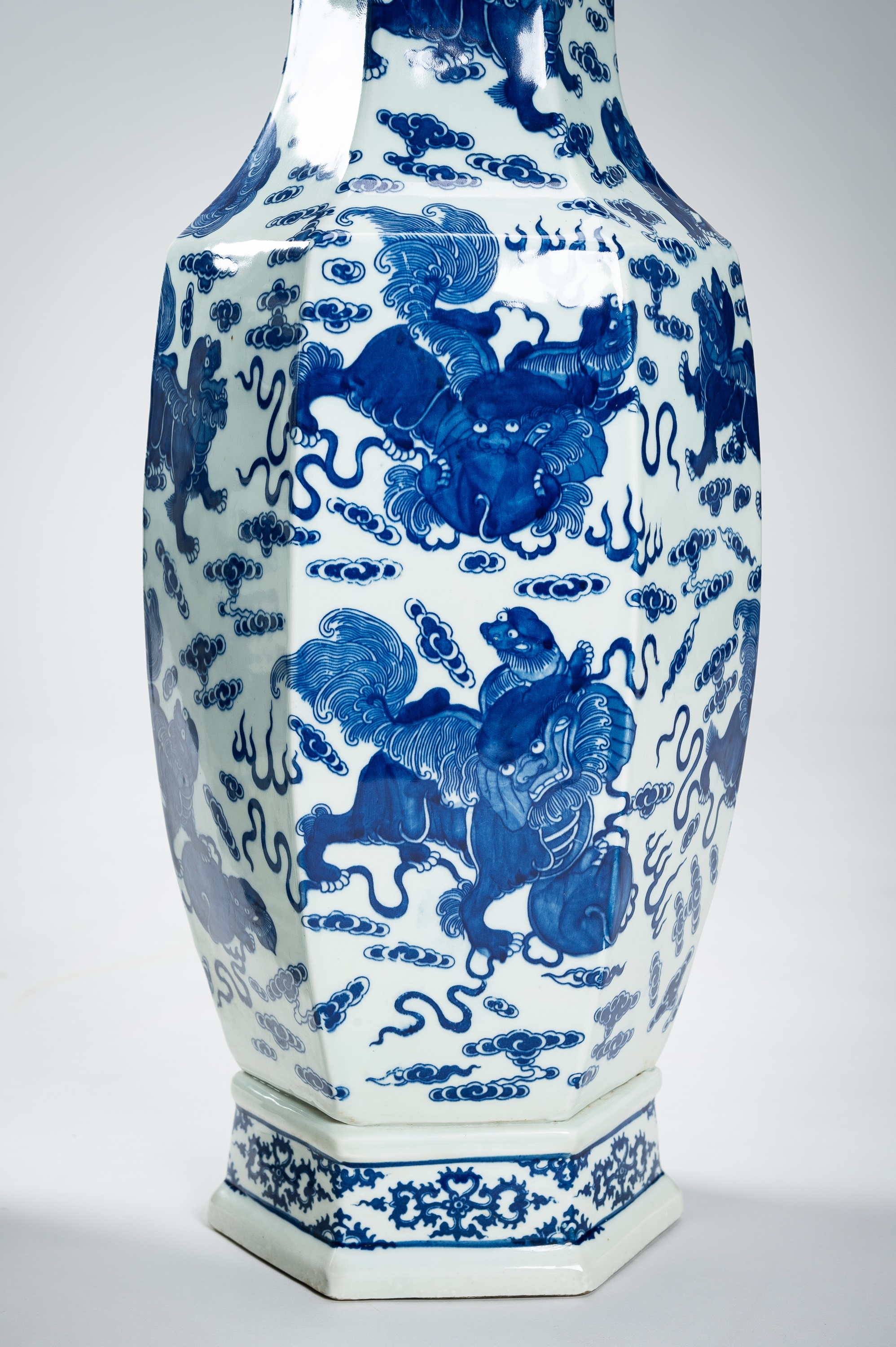 A LARGE PAIR OF BLUE AND WHITE PORCELAIN VASES WITH BUDDHIST LIONS, QING - Image 7 of 19