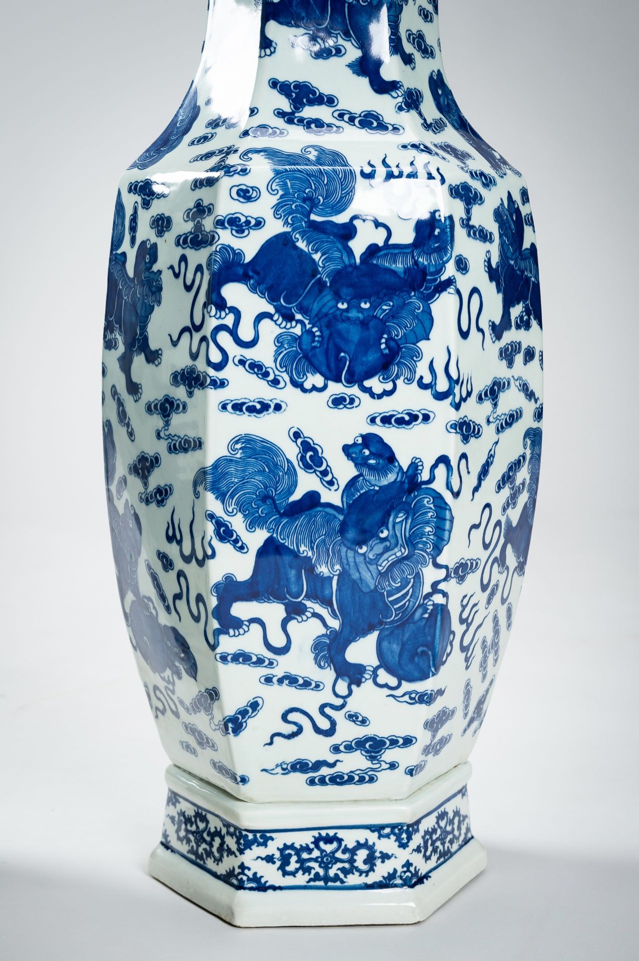 A LARGE PAIR OF BLUE AND WHITE PORCELAIN VASES WITH BUDDHIST LIONS, QING - Bild 7 aus 19