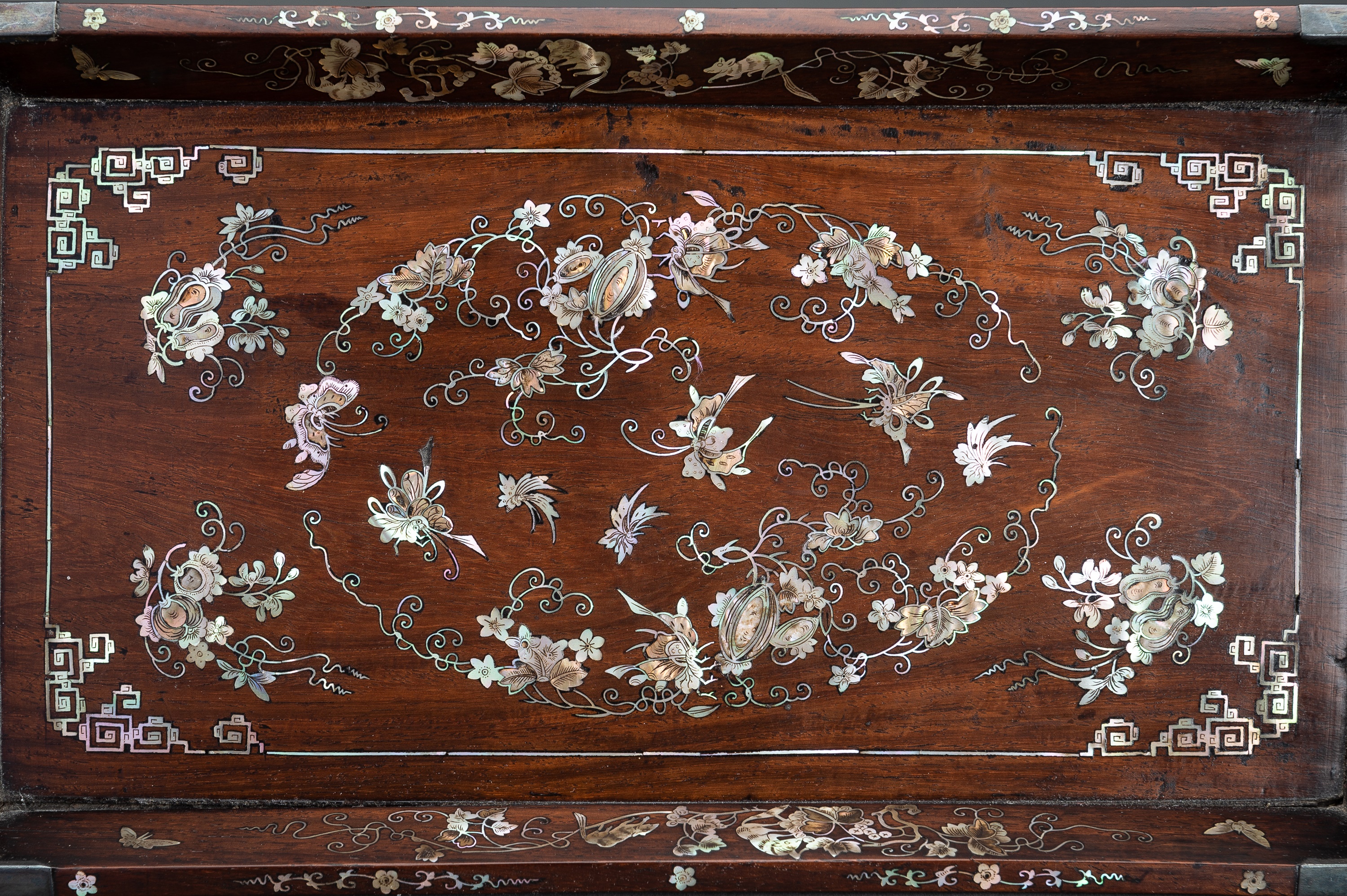 A FINE MOTHER-OF-PEARL INLAID WOOD TRAY, 19TH CENTURY - Image 3 of 13