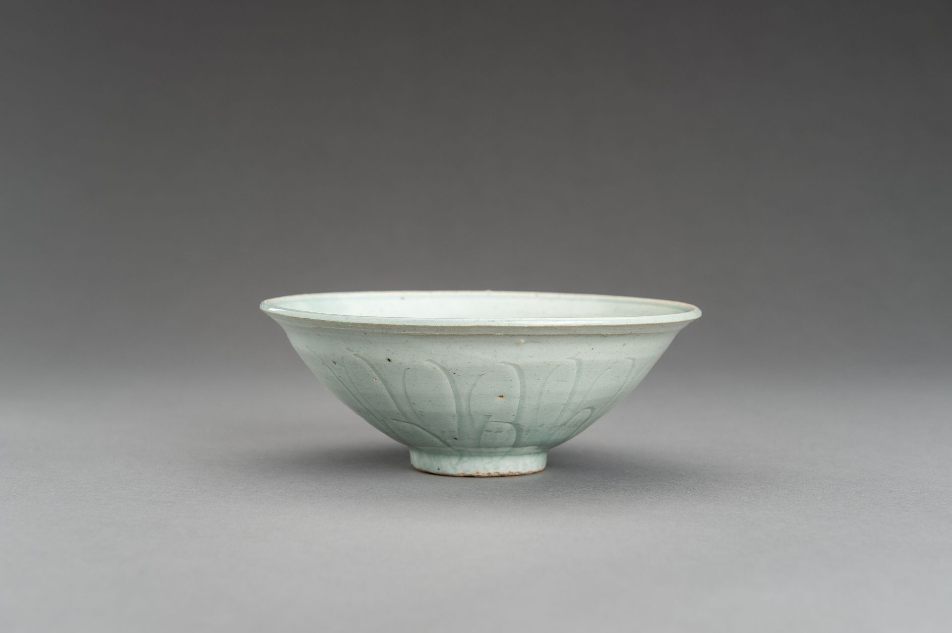 A QINGBAI GLAZED PORCELAIN BOWL WITH INCISED DECORATION - Image 6 of 12