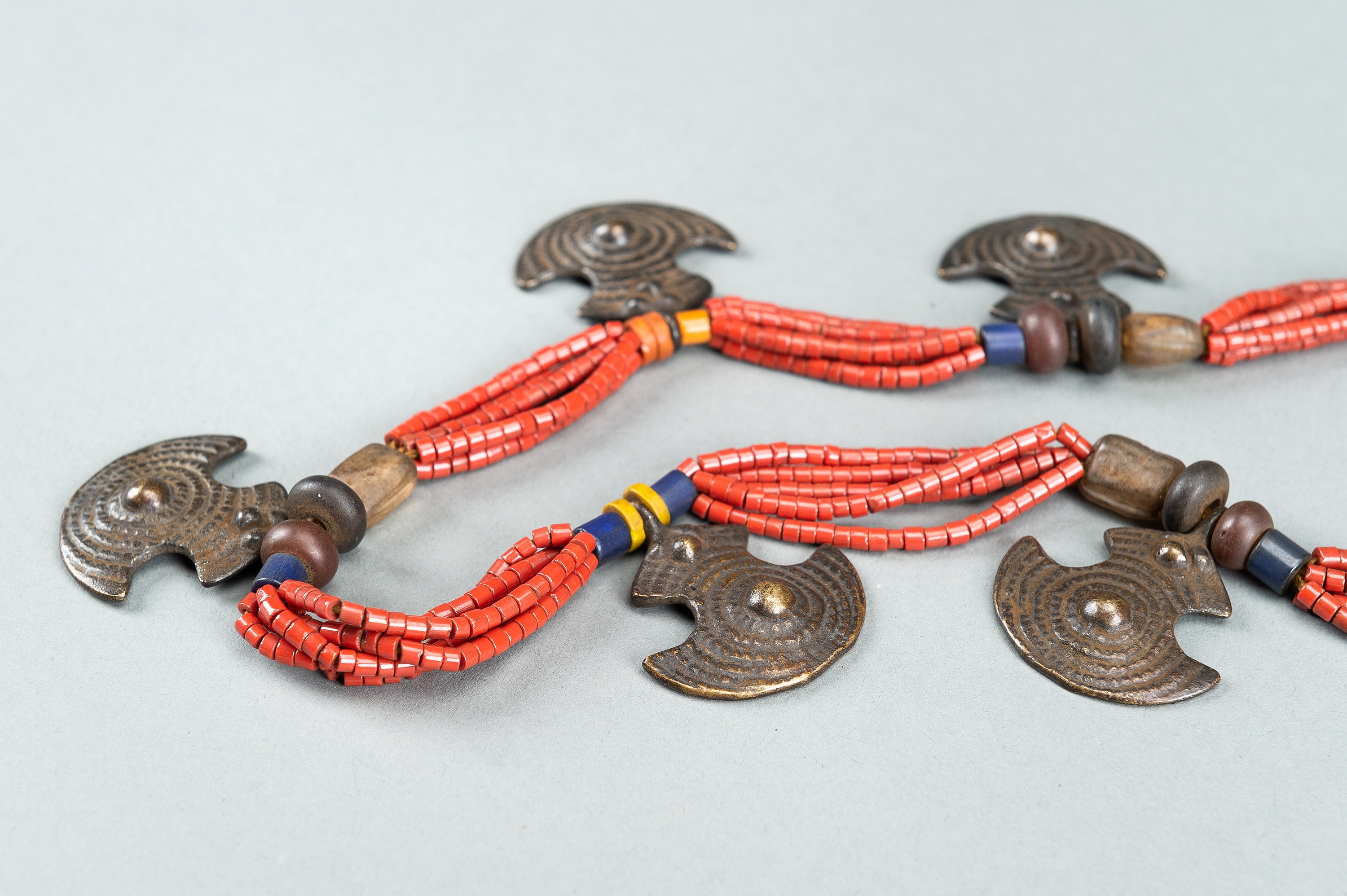 A NAGALAND MULTI-COLORED GLASS AND BRASS NECKLACE, c. 1900s - Image 5 of 11