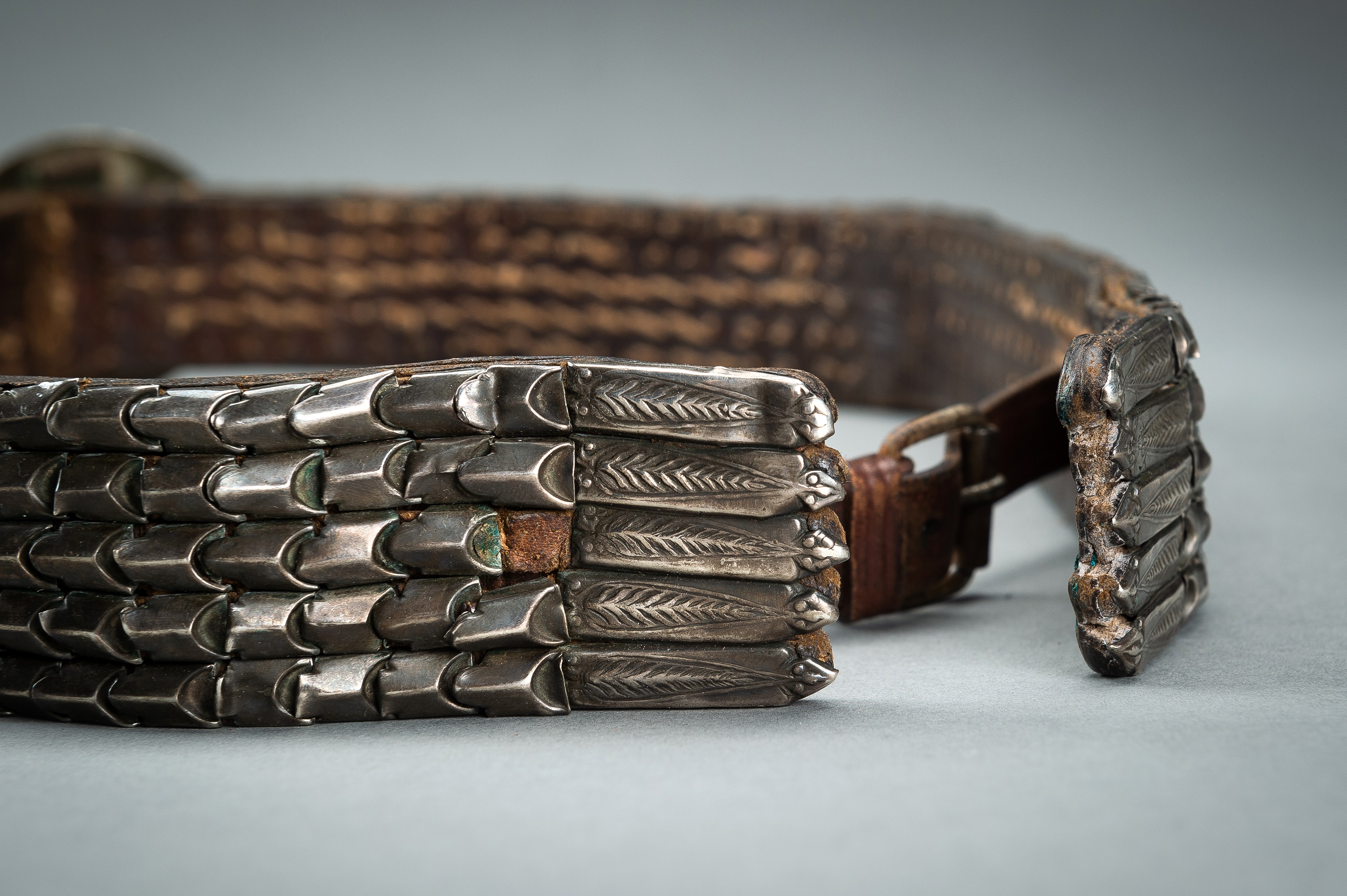 AN OTTOMAN LEATHER BELT SET WITH CARNELIANS AND SILVER - Image 8 of 12