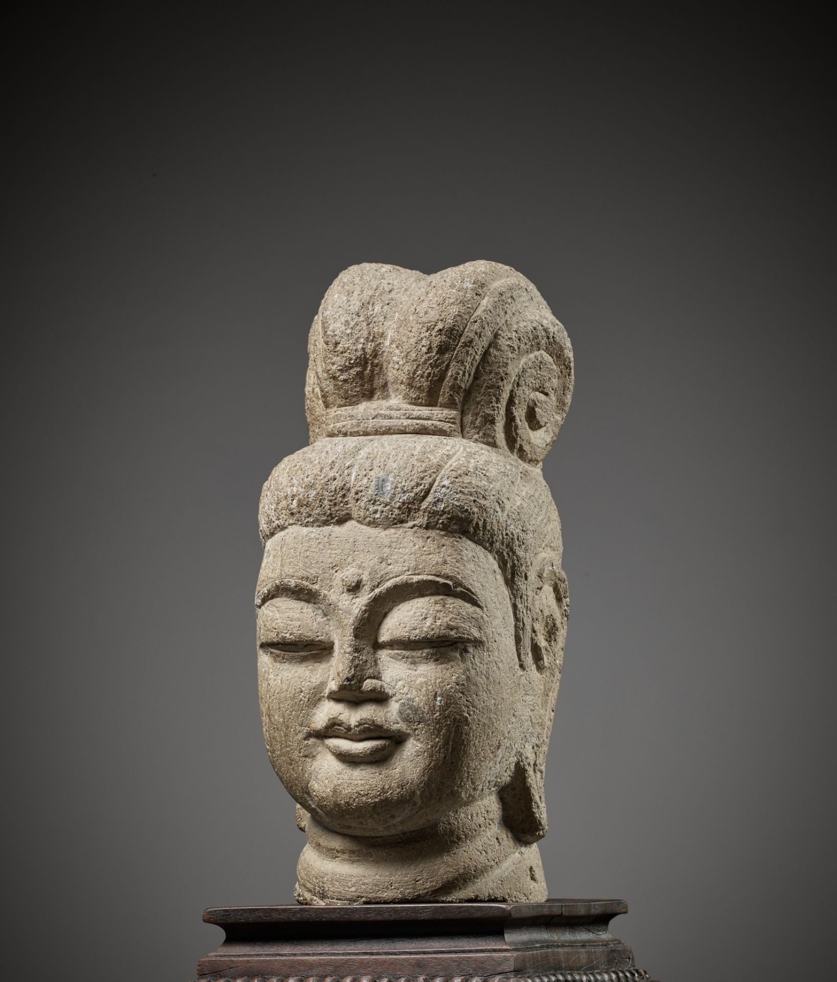 A RARE SANDSTONE HEAD OF GUANYIN, SUI TO TANG DYNASTY - Bild 7 aus 13