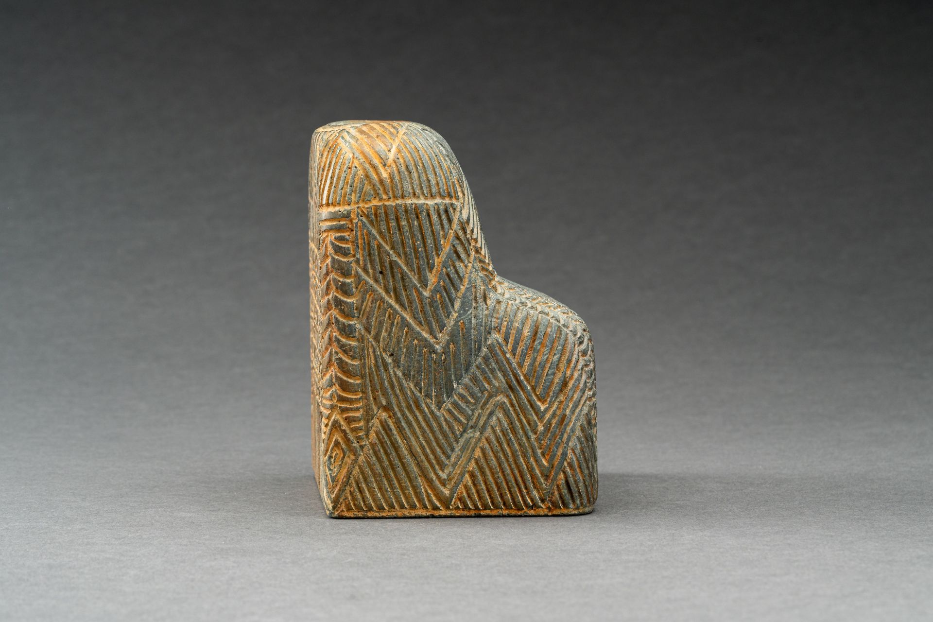 A BACTRIAN STYLE COMPOSITE STONE CARVING OF A SEATED FIGURE - Image 8 of 18