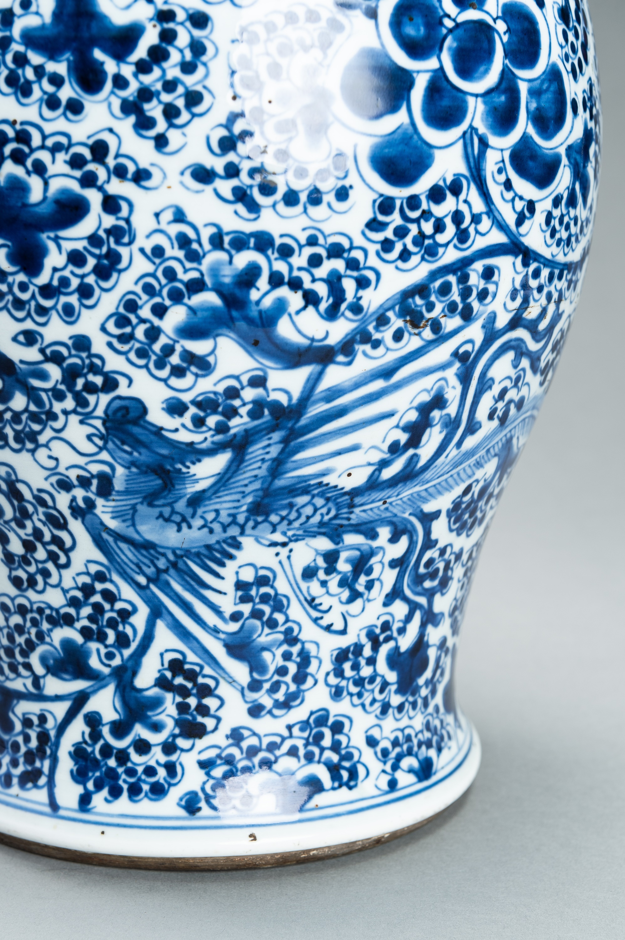 A LARGE BLUE AND WHITE PORCELAIN VASE, QING - Image 9 of 15