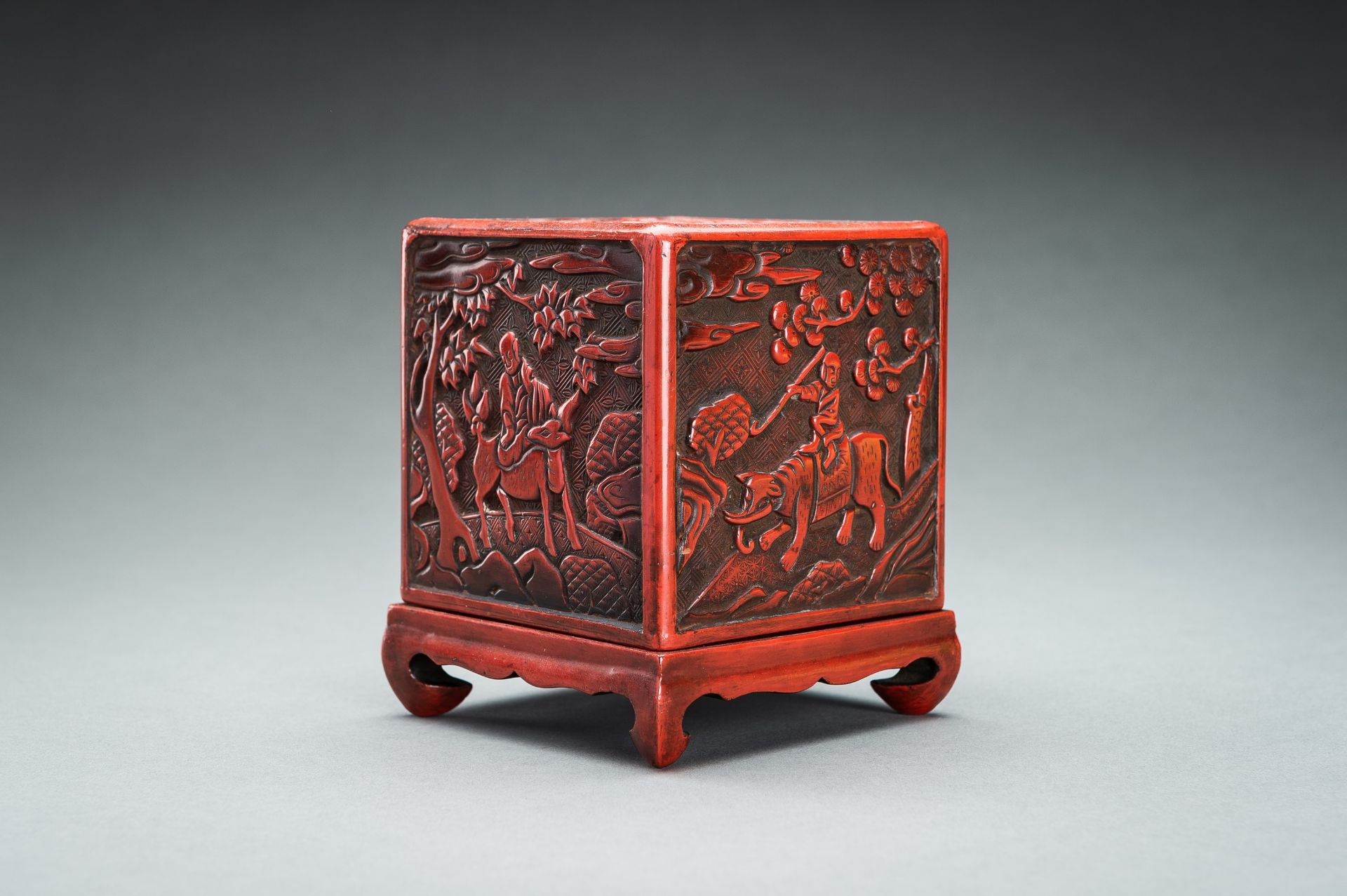 A CINNABAR LACQUER 'IMMORTALS AND BUDAI' BOX AND COVER, QING - Bild 10 aus 14