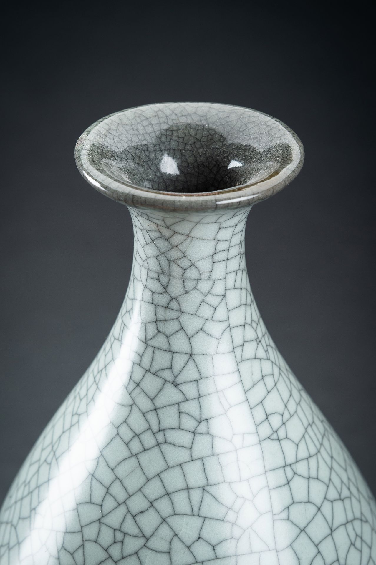 A GUAN-TYPE CRACKLED GLAZED BOTTLE VASE, c. 1920s - Image 5 of 14