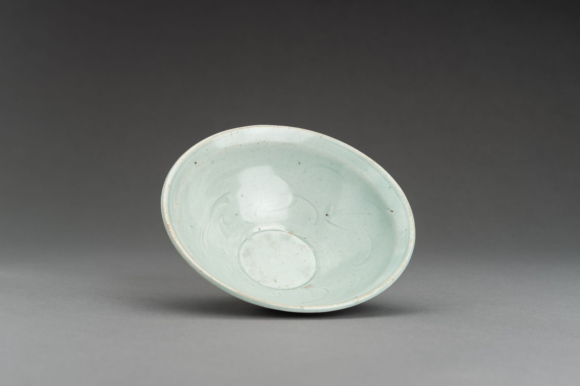 A QINGBAI GLAZED PORCELAIN BOWL WITH INCISED DECORATION - Image 4 of 12