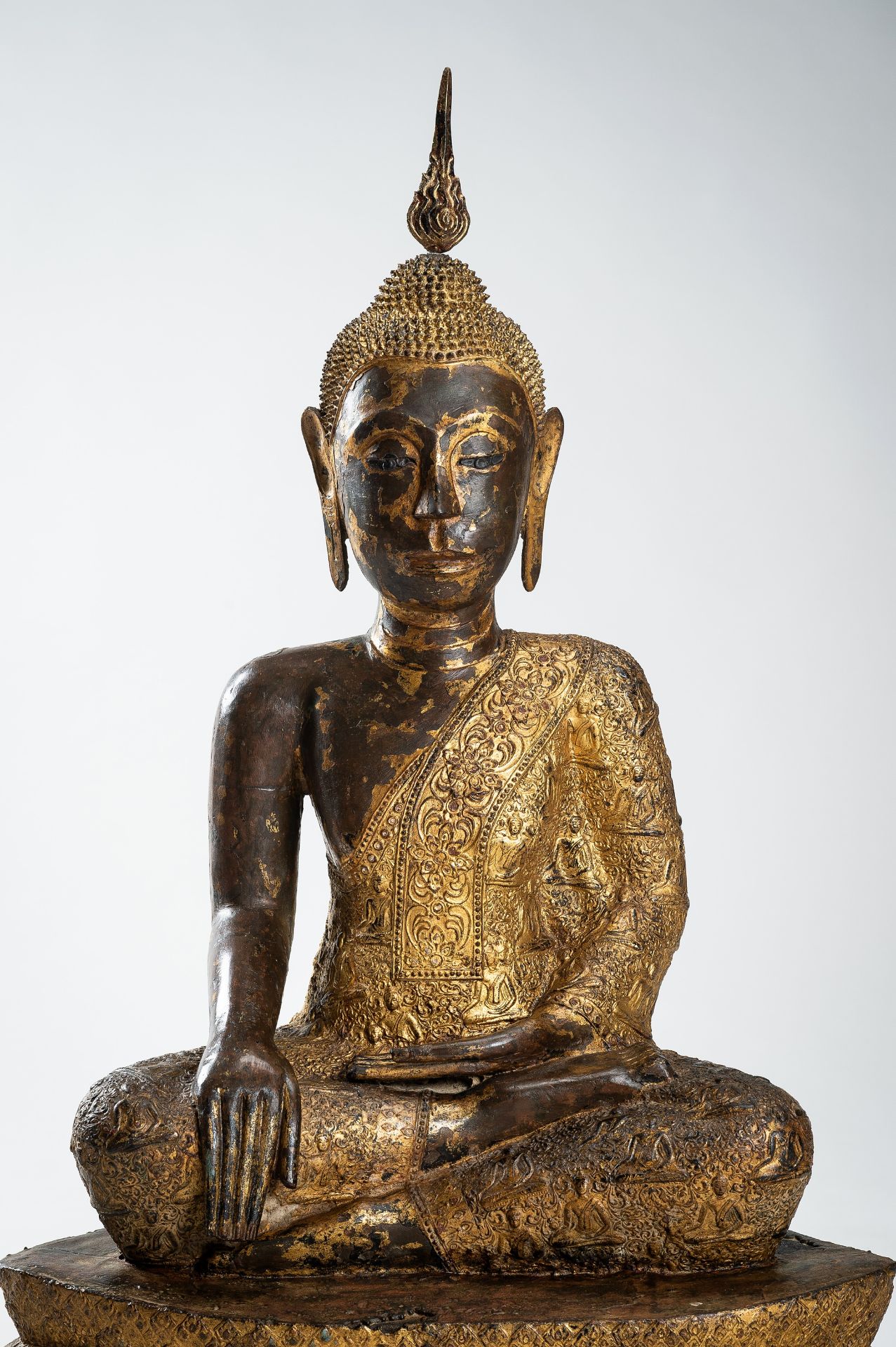 A LARGE GILT-LACQUERED BRONZE FIGURE OF SEATED BUDDHA, RATTANAKOSIN KINGDOM - Bild 6 aus 22