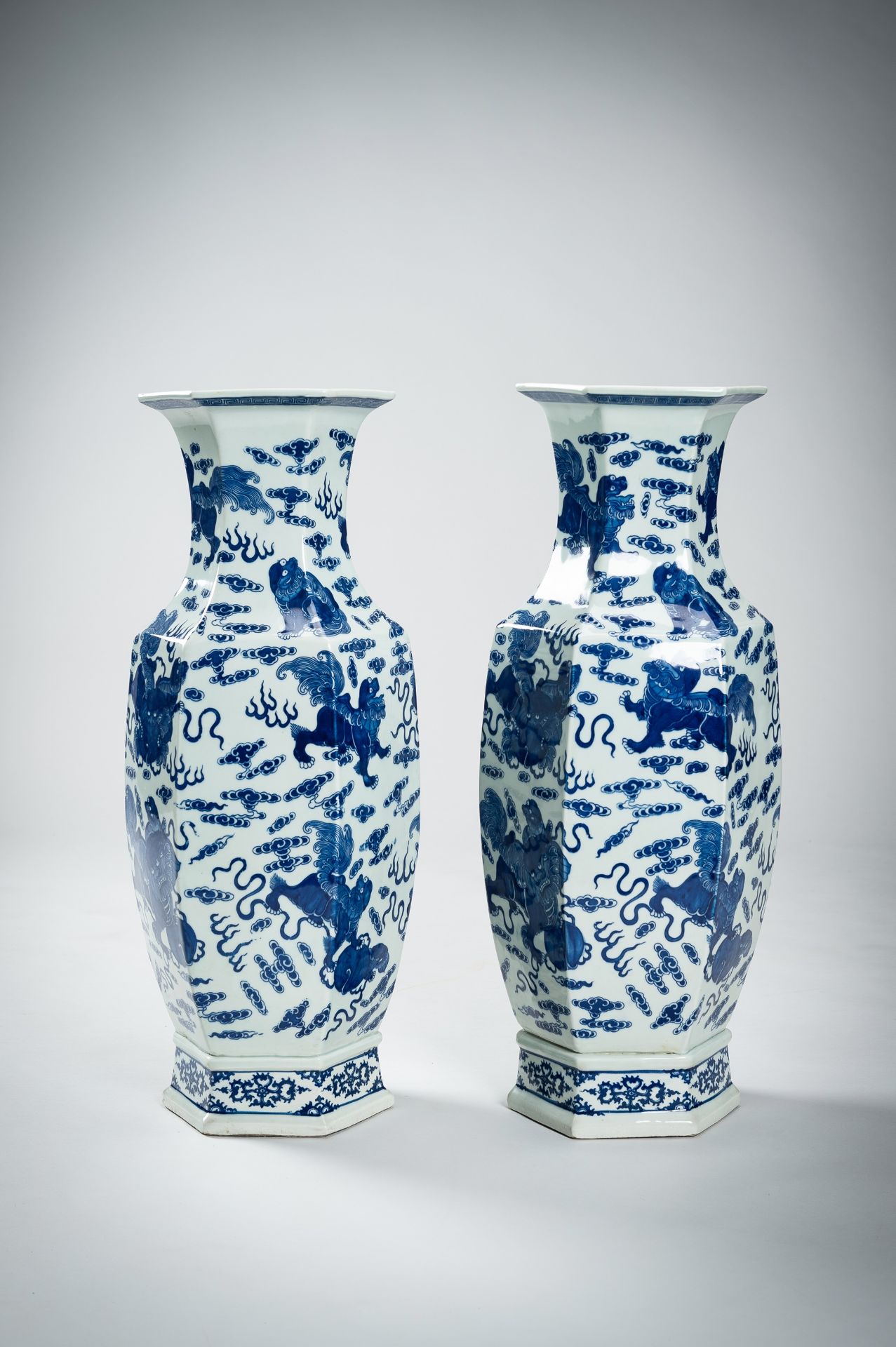 A LARGE PAIR OF BLUE AND WHITE PORCELAIN VASES WITH BUDDHIST LIONS, QING - Bild 2 aus 19