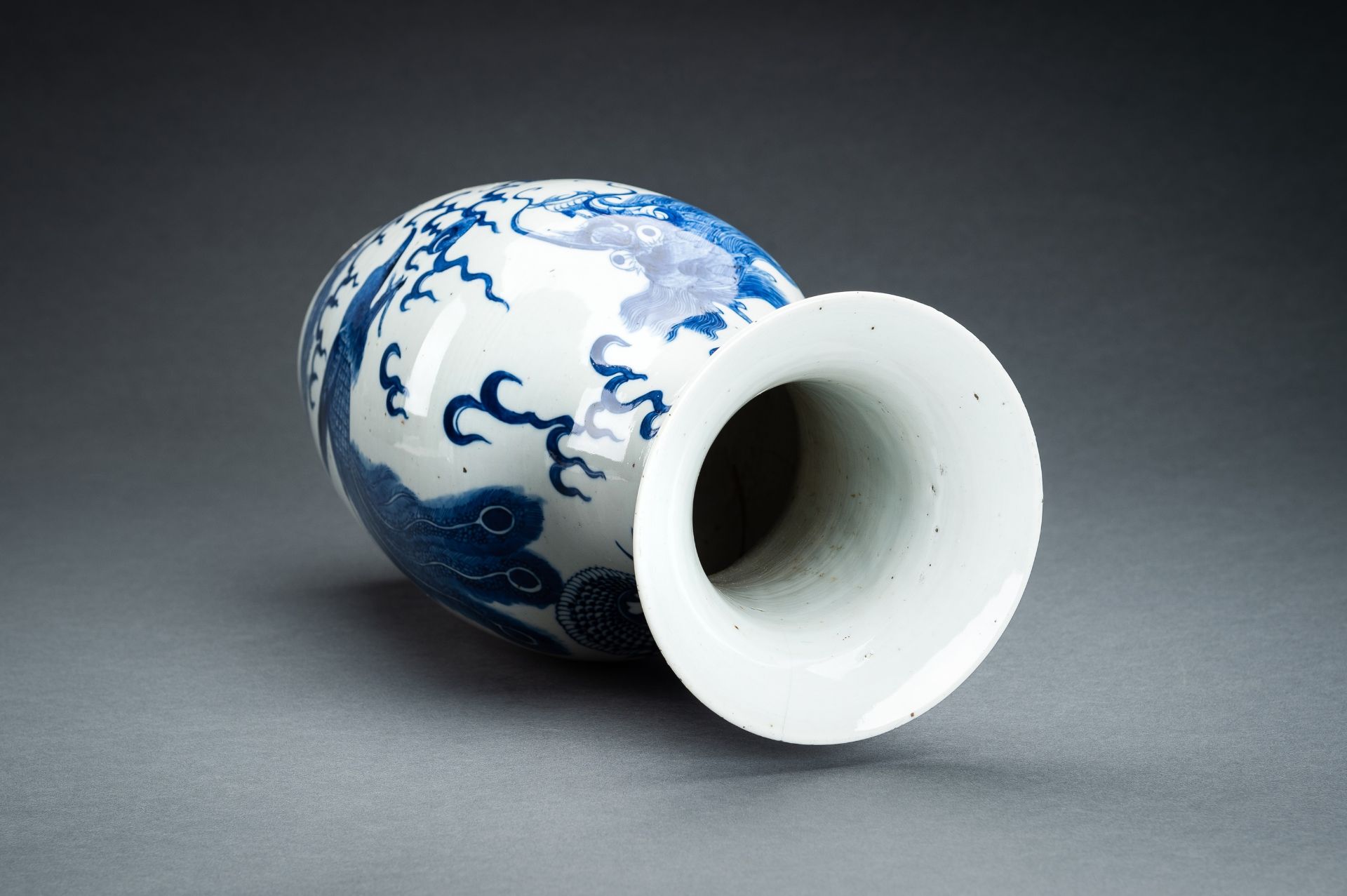 A BLUE AND WHITE 'DRAGON AND PHOENIX' PORCELAIN VASE, c. 1900s - Image 13 of 15
