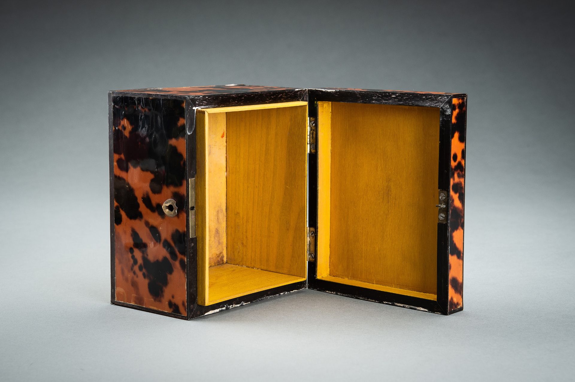 A 'TORTOISESHELL IMITATION' BOX, c. 1920s - Bild 14 aus 16