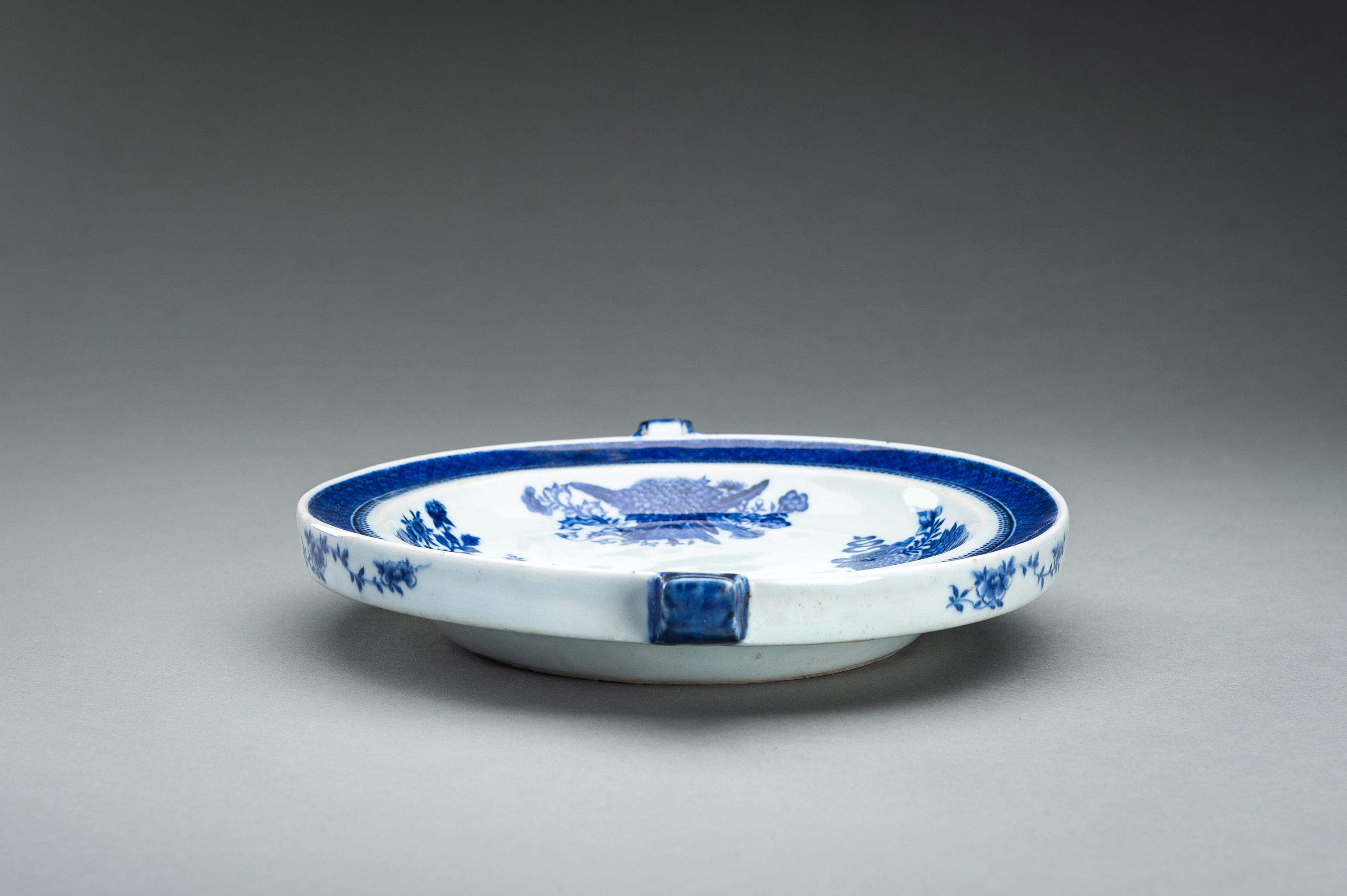 A BLUE AND WHITE FITZHUGH ARMORIAL PORCELAIN HOT WATER PLATE - Image 8 of 10