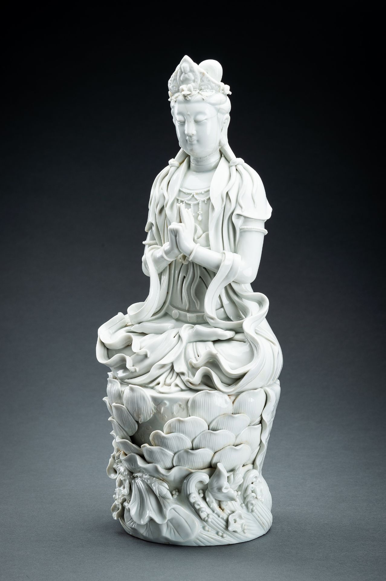 A LARGE DEHUA BLANC DE CHINE PORCELAIN FIGURE OF GUANYIN - Bild 2 aus 21