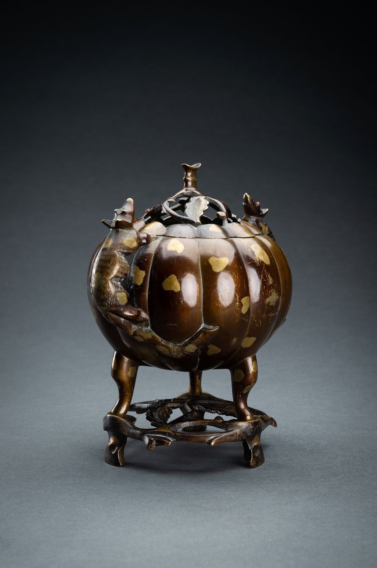 A PUMPKIN SHAPED GOLD SPLASH BRONZE TRIPOD CENSER, 19th CENTURY - Image 6 of 15