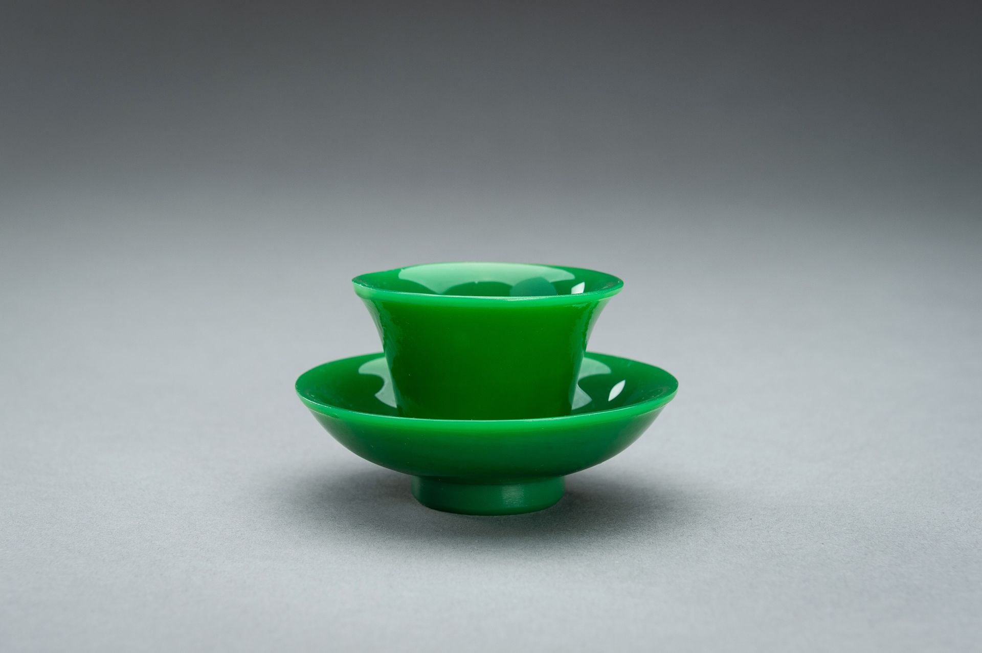 AN APPLE GREEN GLASS CUP AND SAUCER - Bild 7 aus 10
