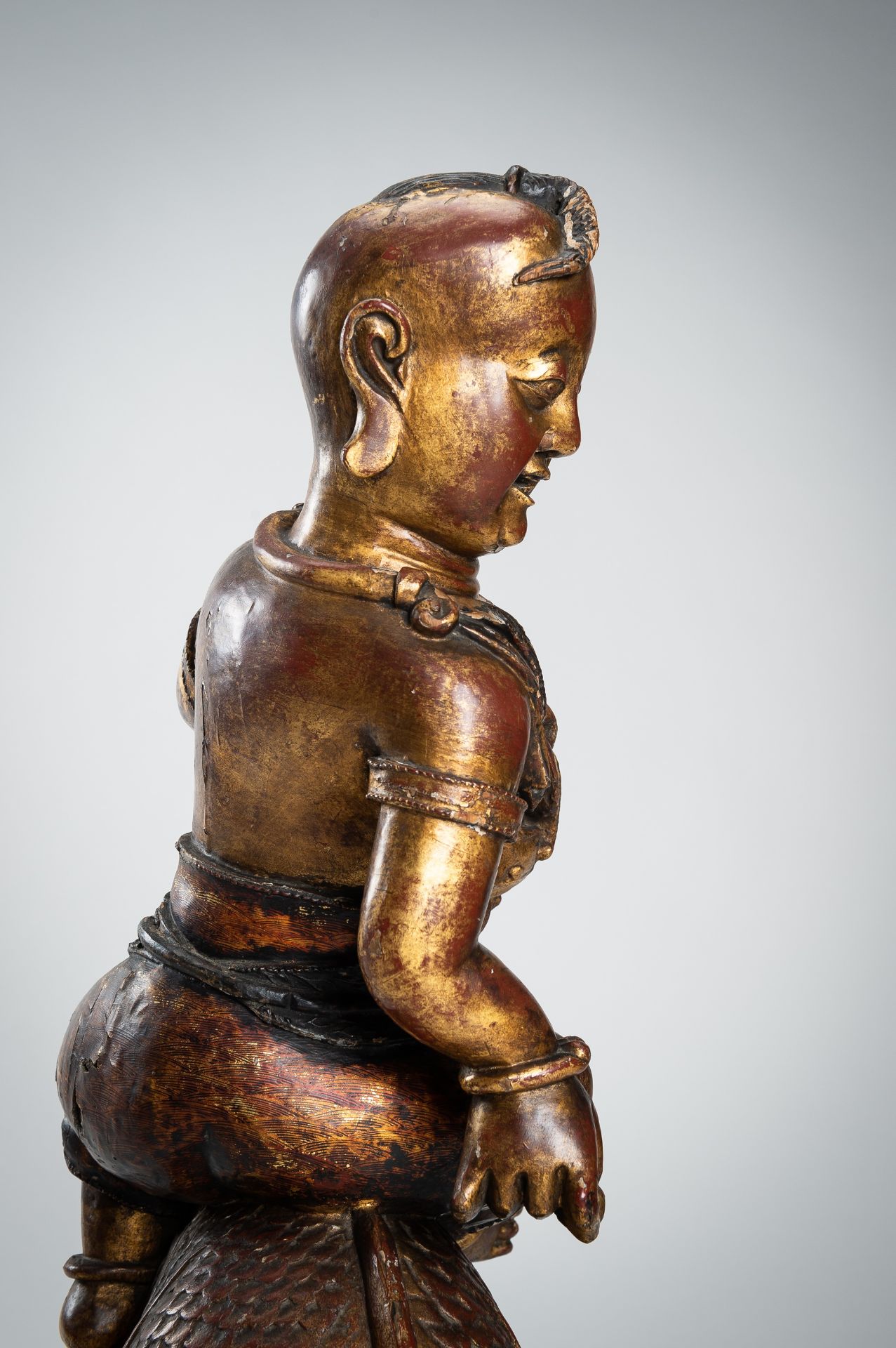 A VERY LARGE GILT-LACQUERED WOOD STATUE OF YOUNG BUDDHA RIDING QILIN - Image 14 of 19