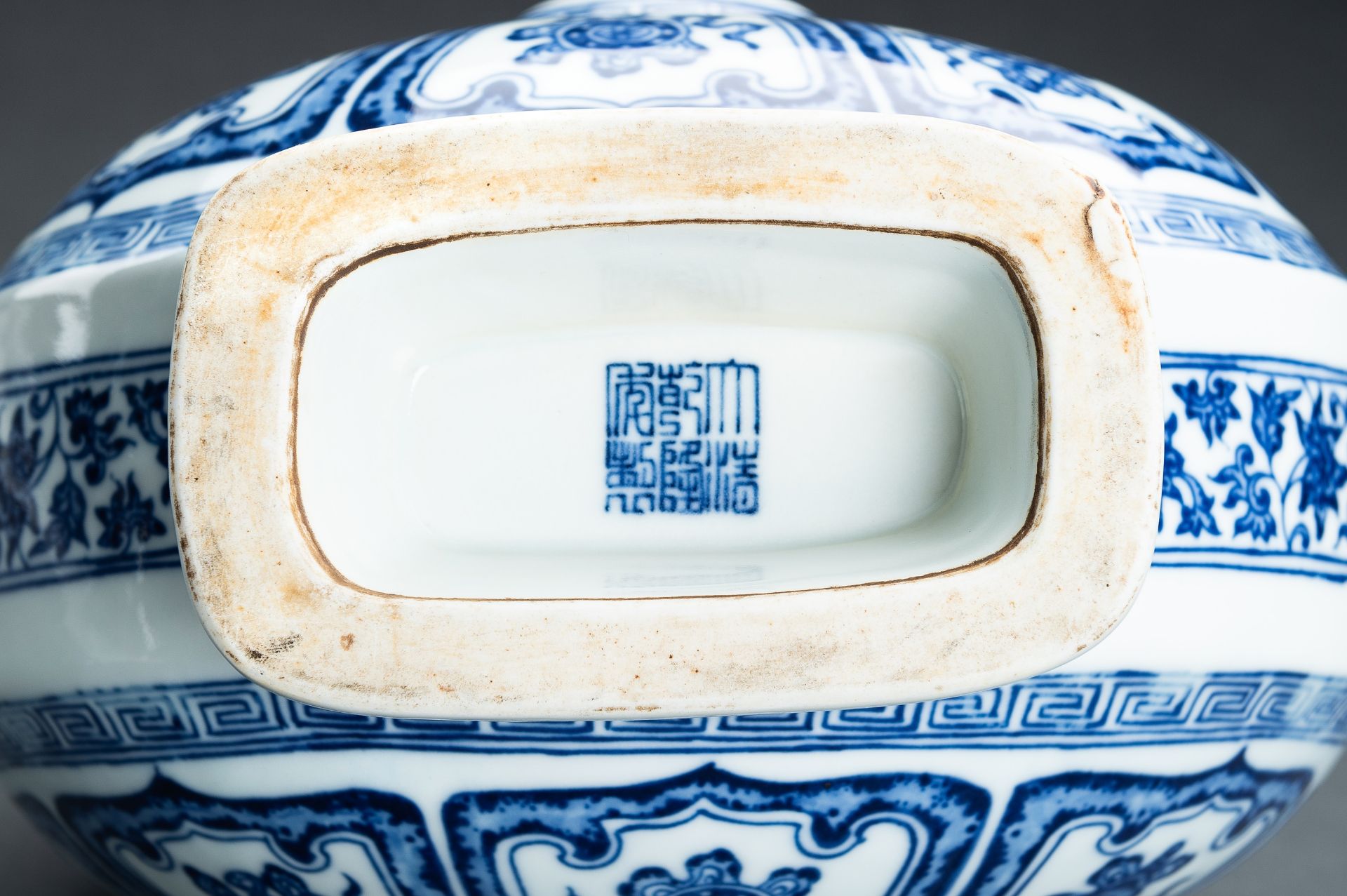 A BLUE AND WHITE 'BAJIXIANG' PORCELAIN MOONFLASK VASE - Image 16 of 17