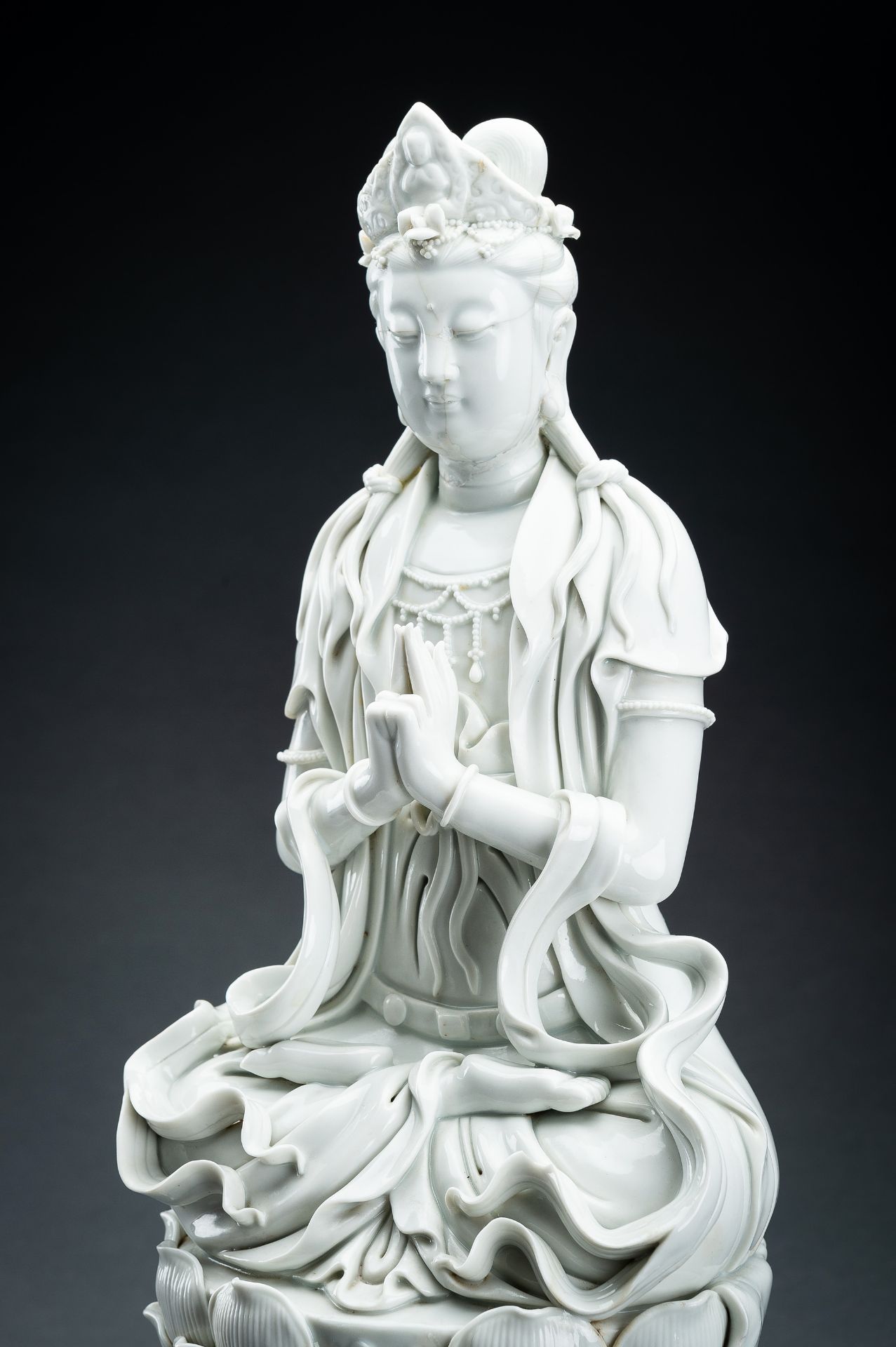 A LARGE DEHUA BLANC DE CHINE PORCELAIN FIGURE OF GUANYIN - Bild 12 aus 21